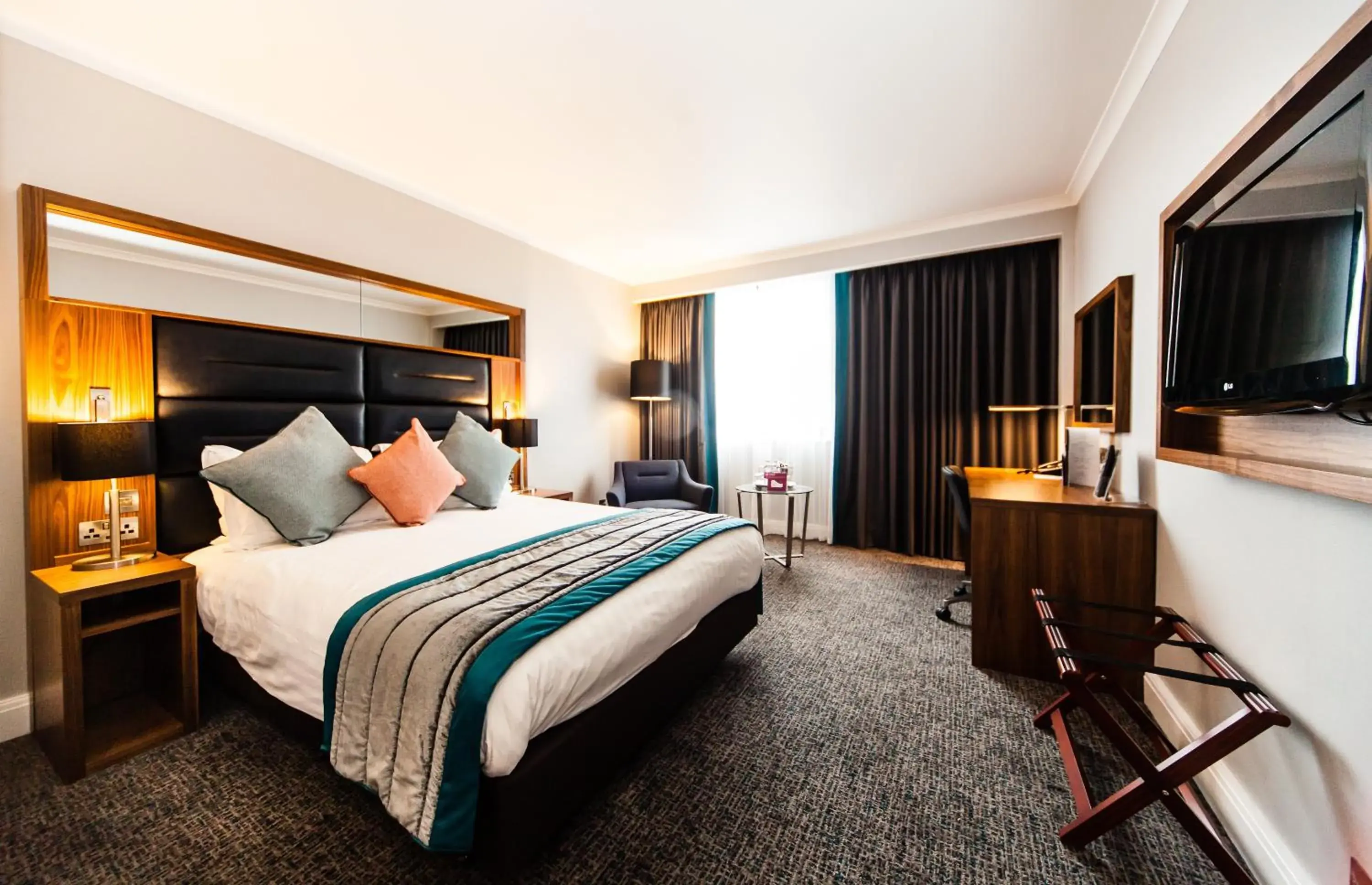Standard Queen Room - Disability Access in Crowne Plaza Leeds by IHG Standard Queen Room - Disability Access in Crowne Plaza Leeds by IHG