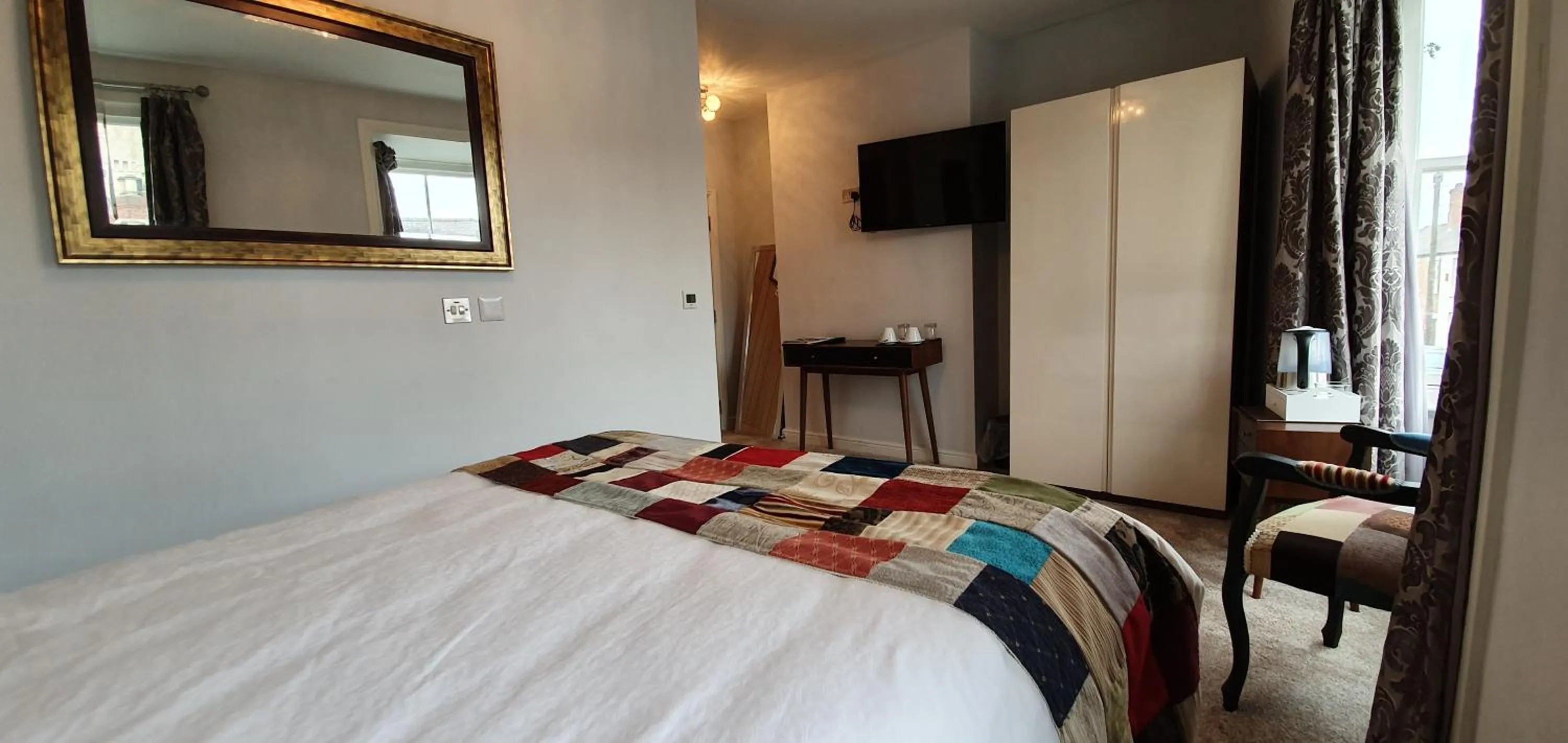 Photo of the whole room, Bed in The Bronze Pig