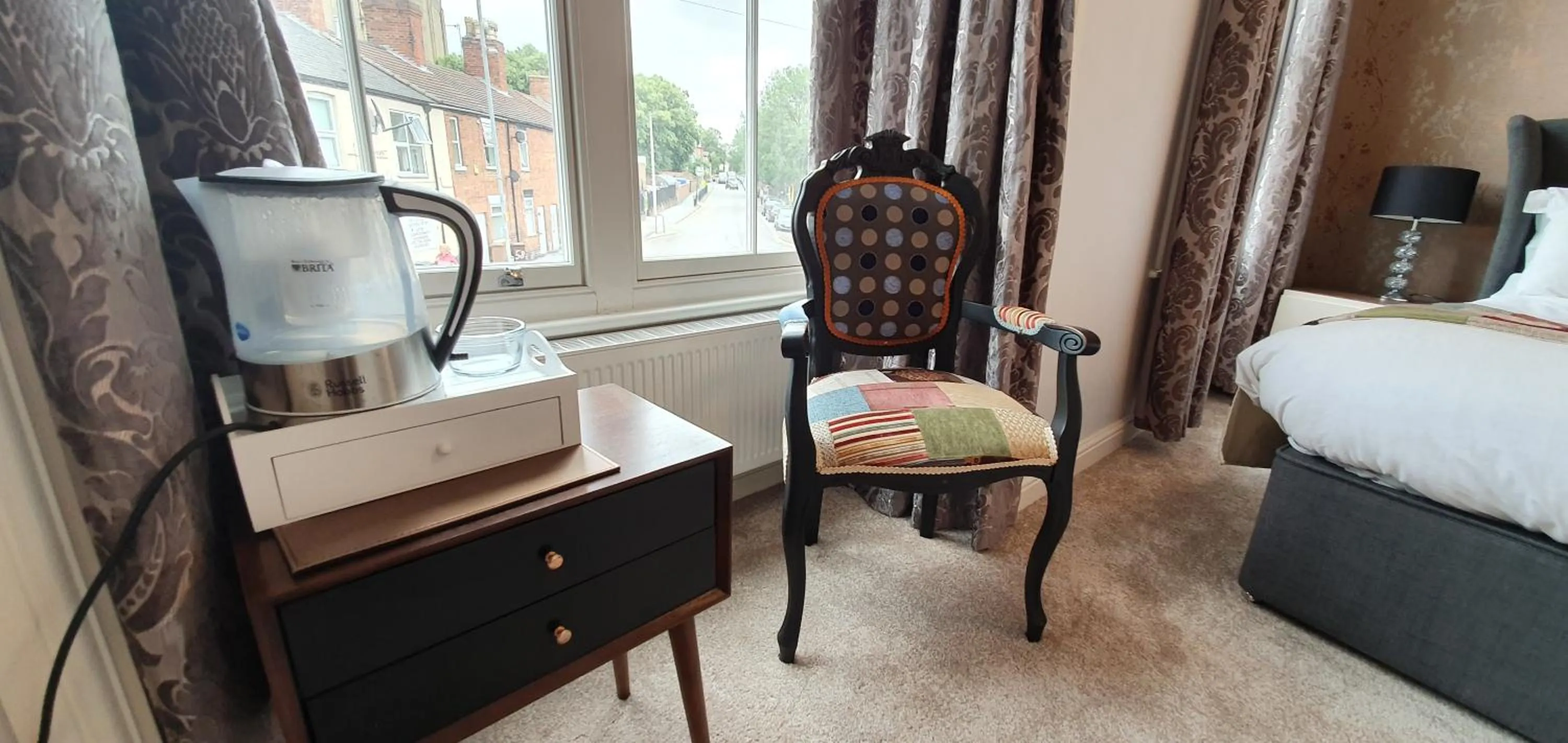 Coffee/tea facilities, Bed in The Bronze Pig