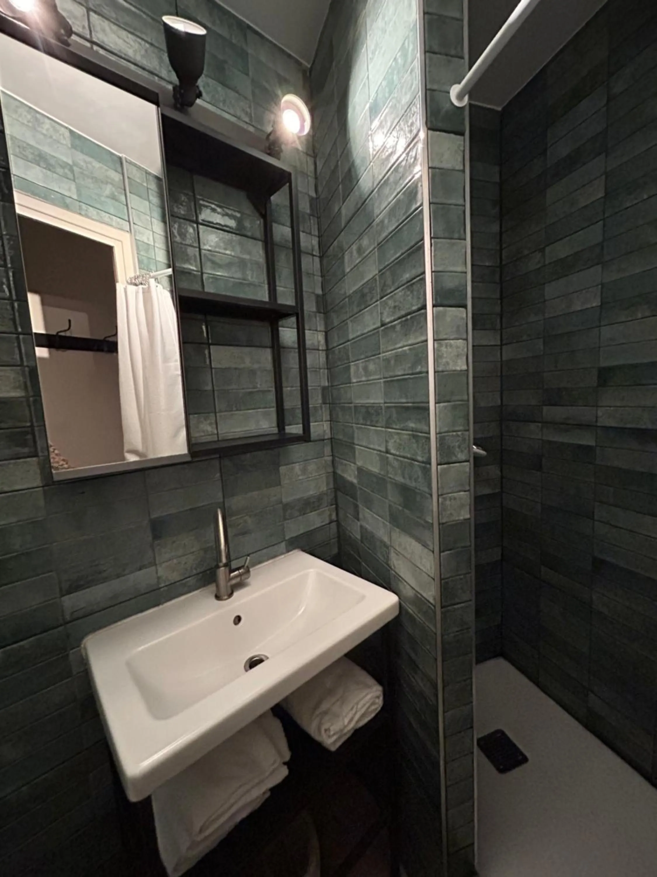 Bathroom in Hôtel de la Croix-Rousse