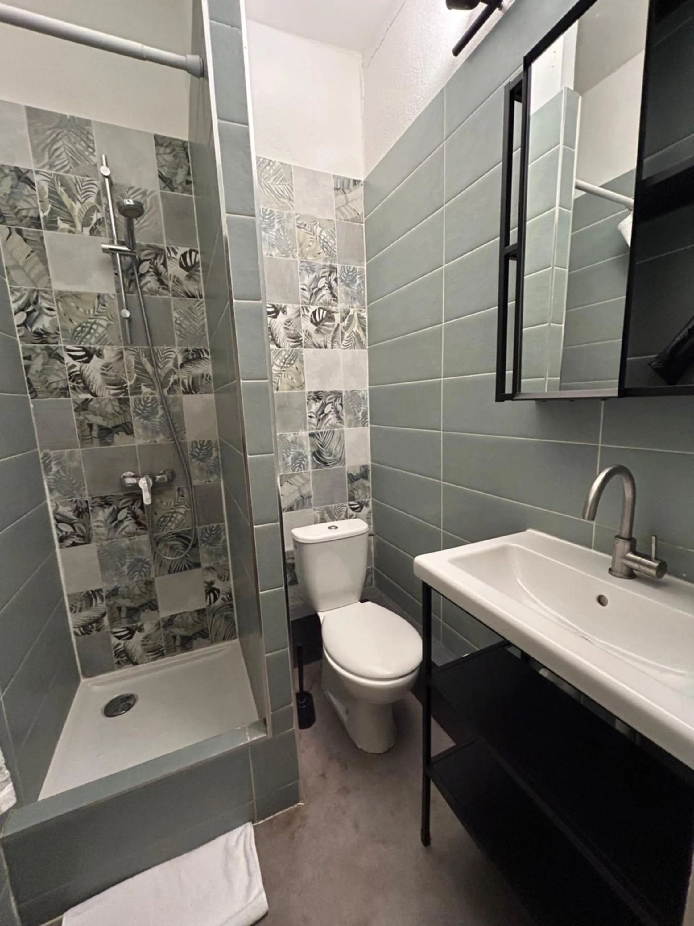 Bathroom in Hôtel de la Croix-Rousse