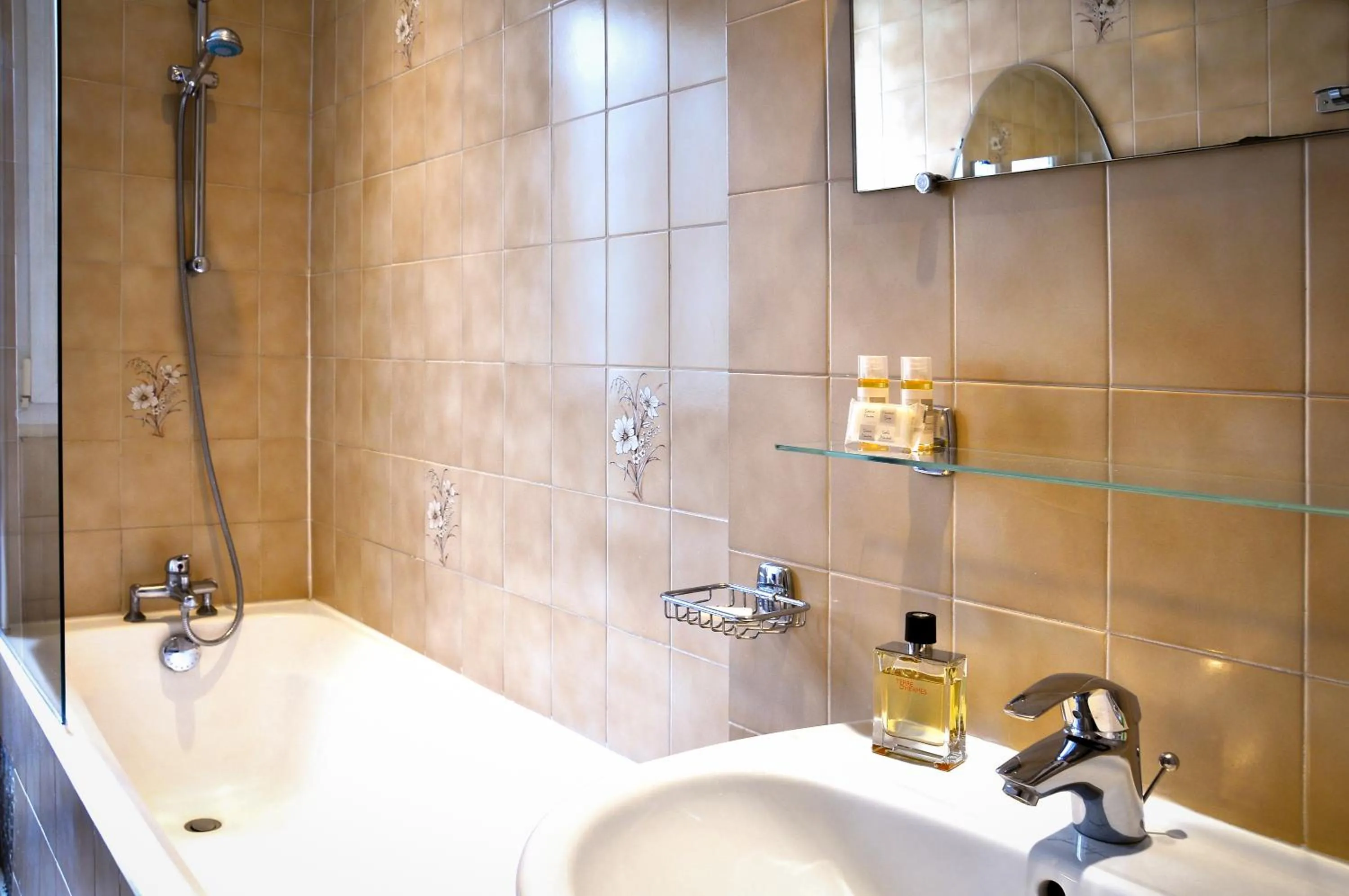 Bathroom in Hotel Eden Montmartre