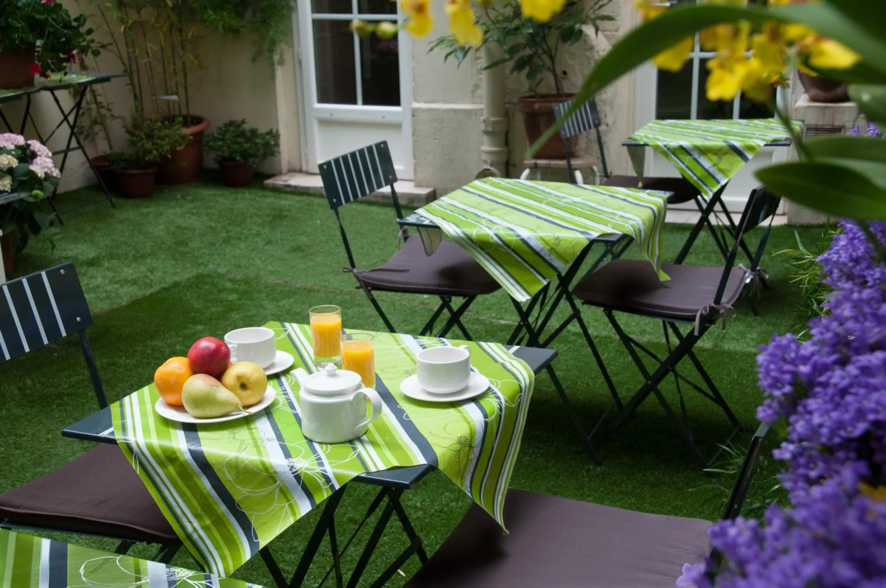 Restaurant/places to eat in Hotel Eden Montmartre