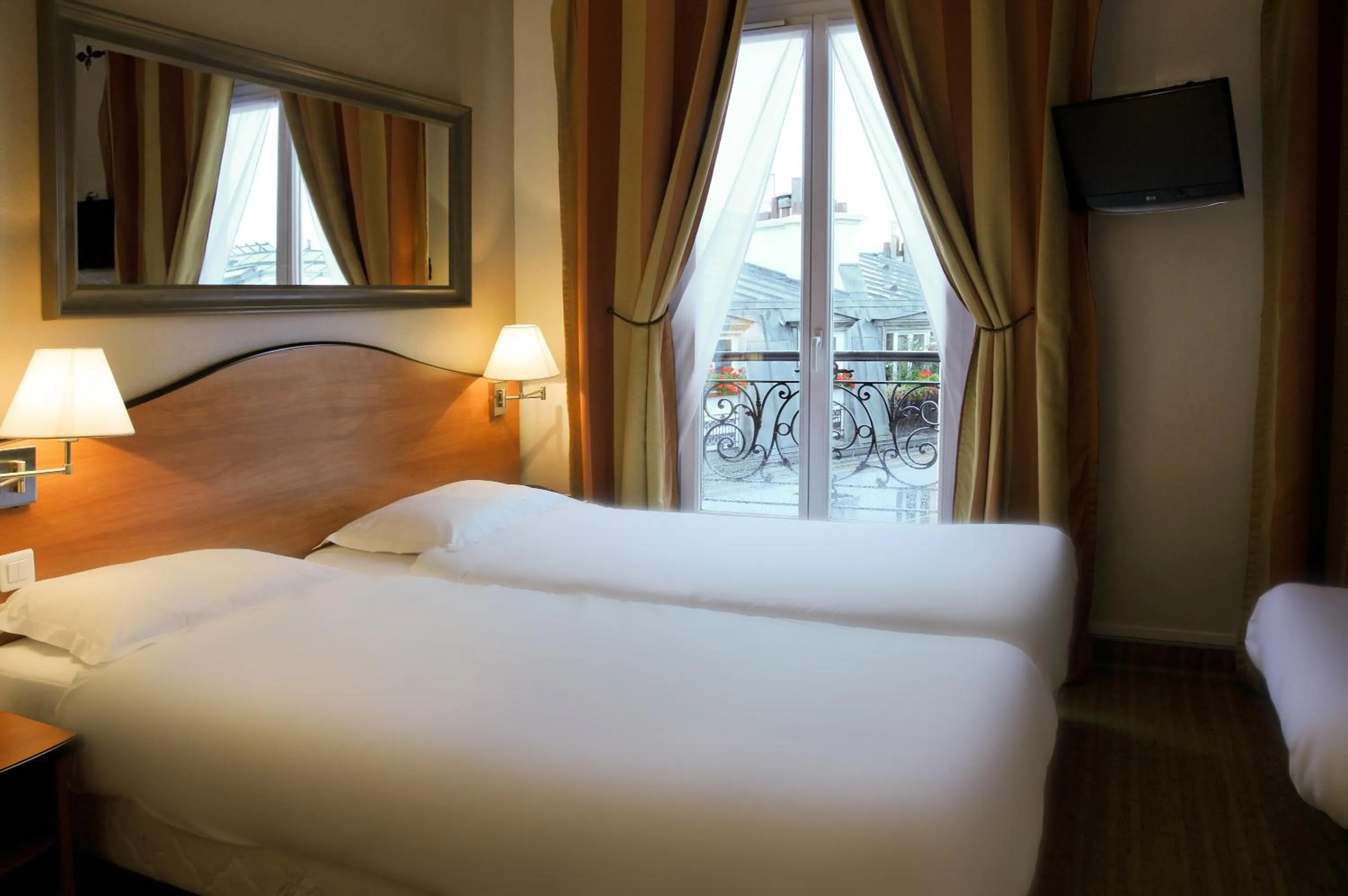 Photo of the whole room, Bed in Hotel Eden Montmartre