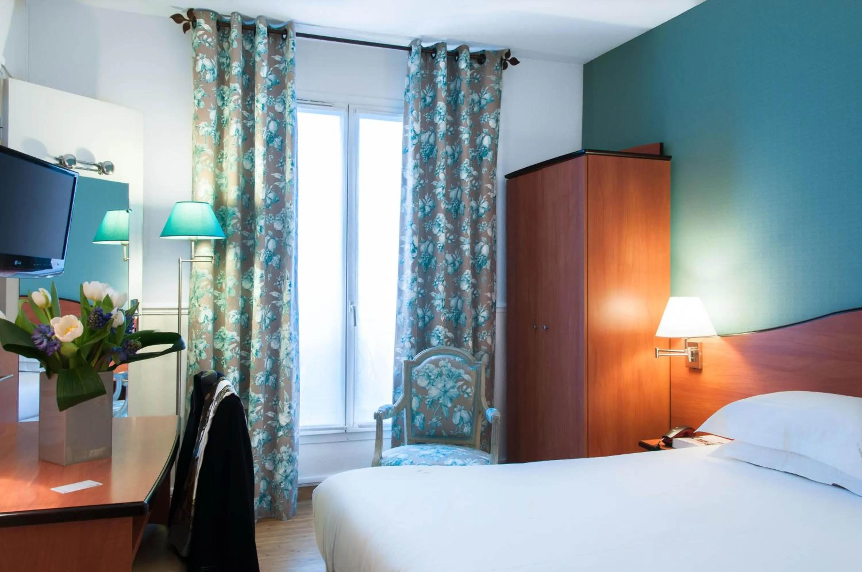Photo of the whole room, Bed in Hotel Eden Montmartre