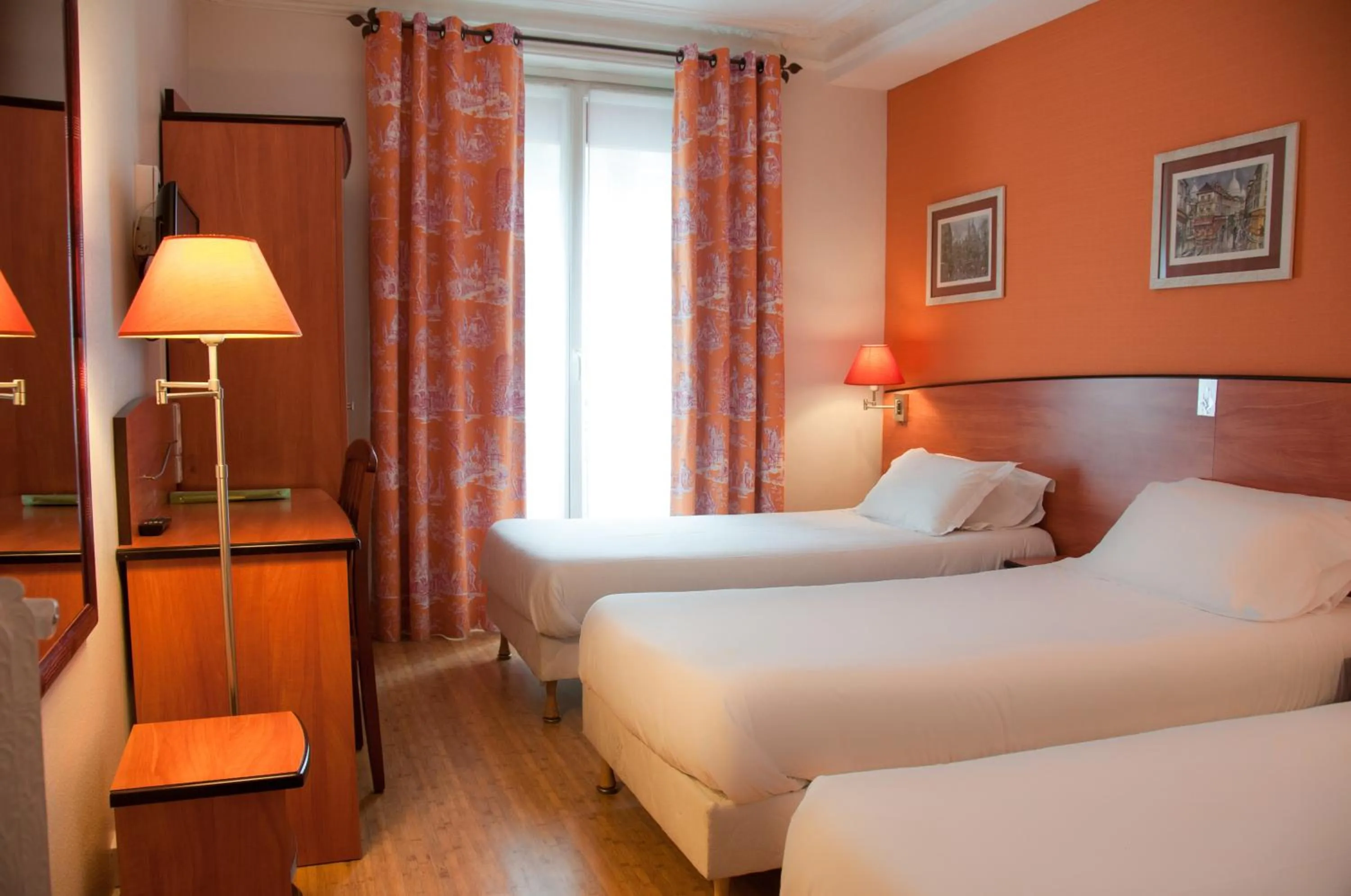 Bedroom, Bed in Hotel Eden Montmartre