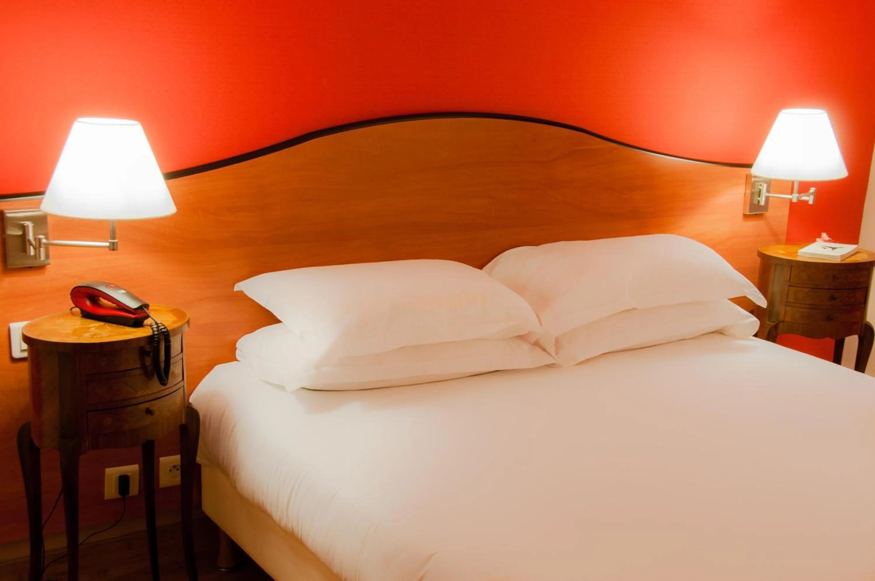 Bedroom, Bed in Hotel Eden Montmartre