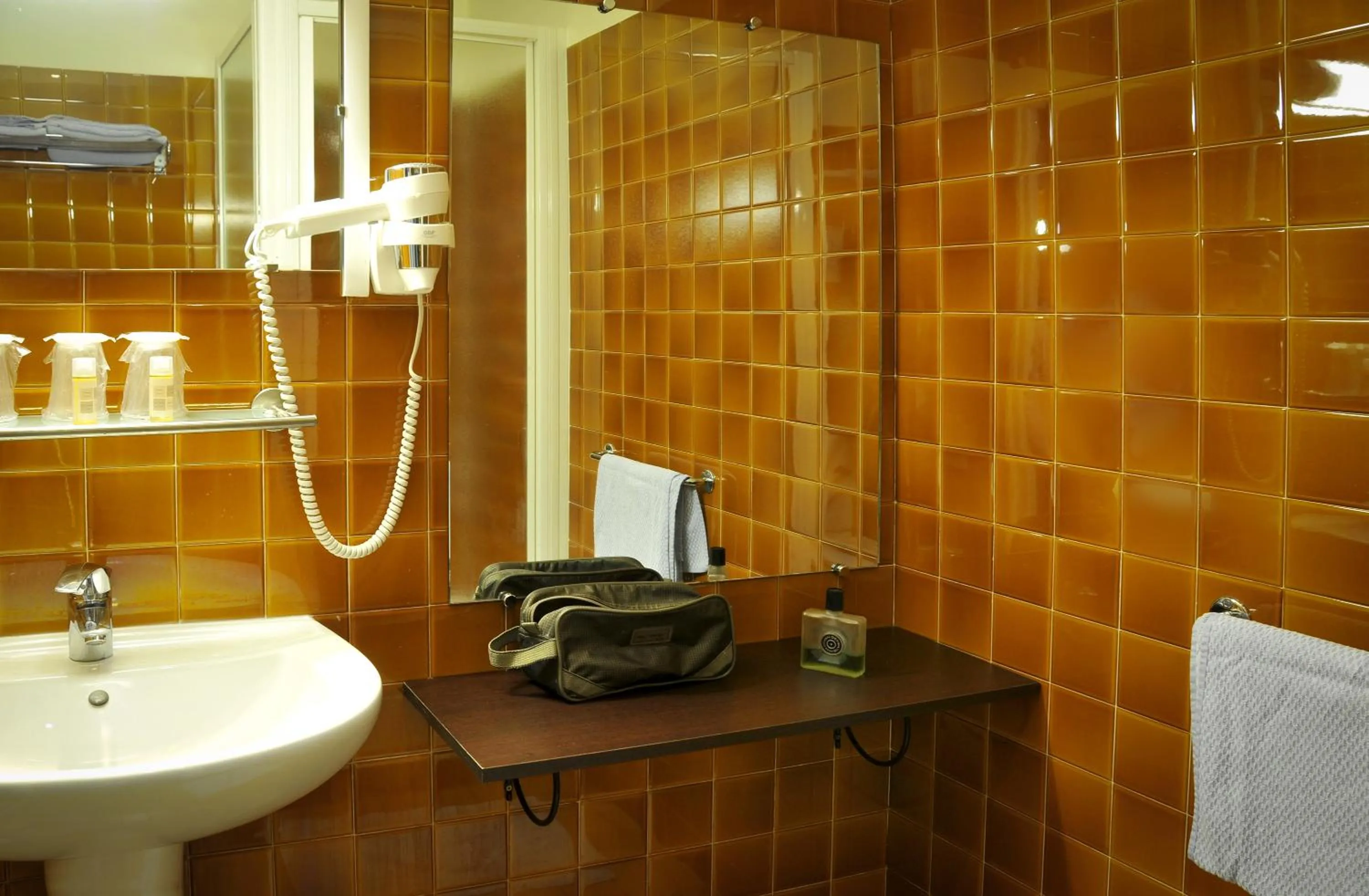 Bathroom in Hotel Eden Montmartre