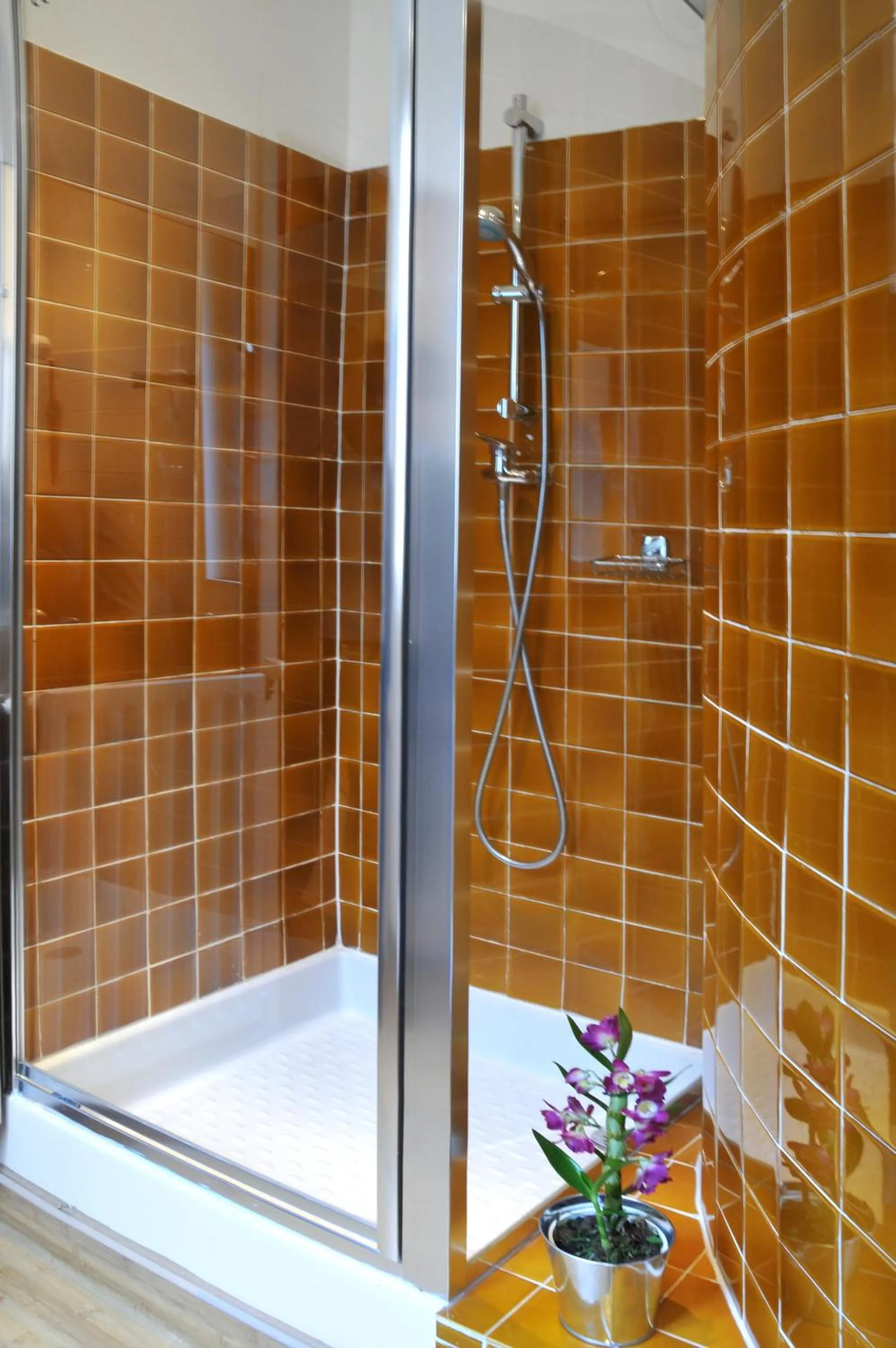 Bathroom in Hotel Eden Montmartre