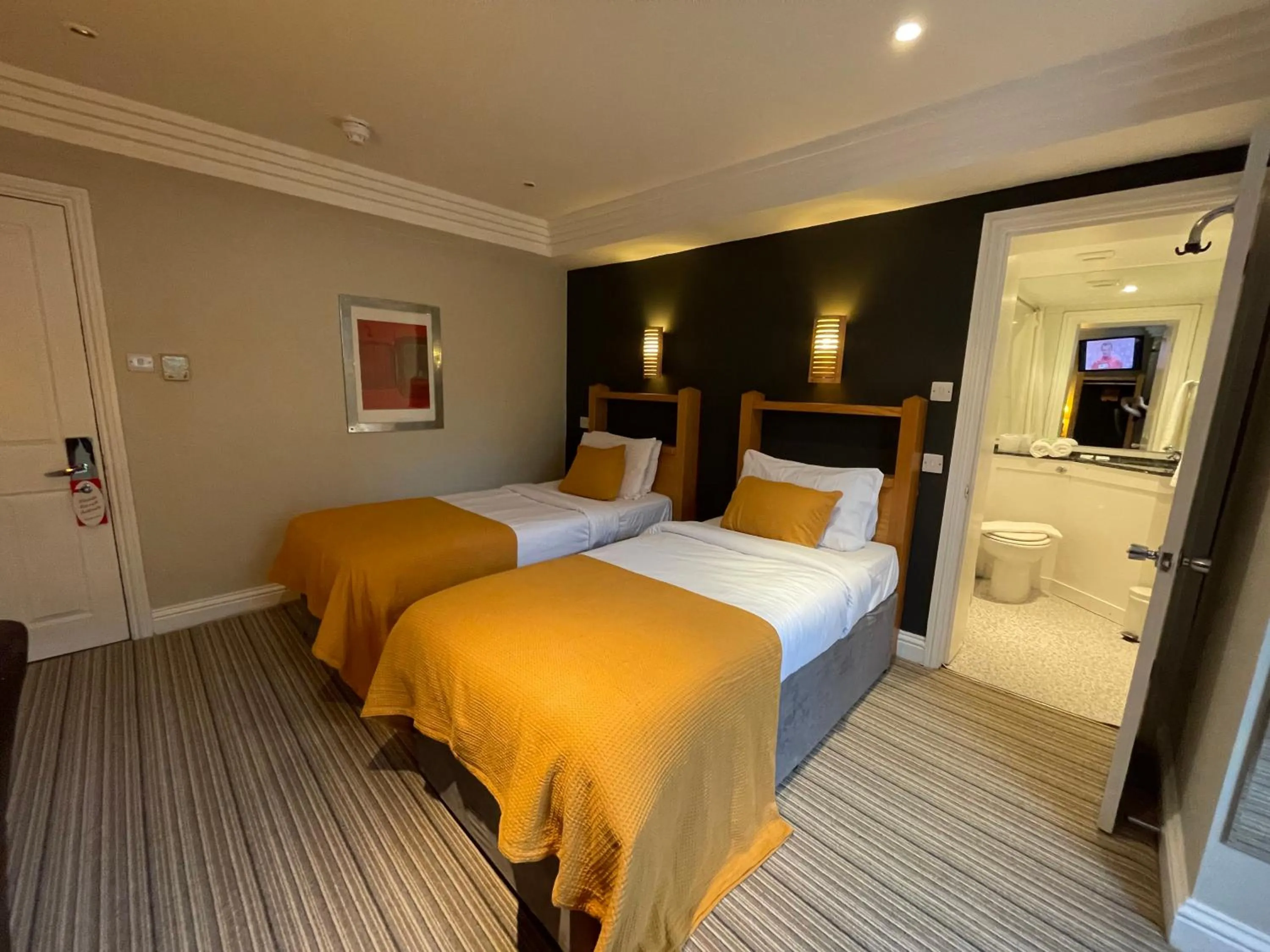 Photo of the whole room, Bed in Shandon Hotel