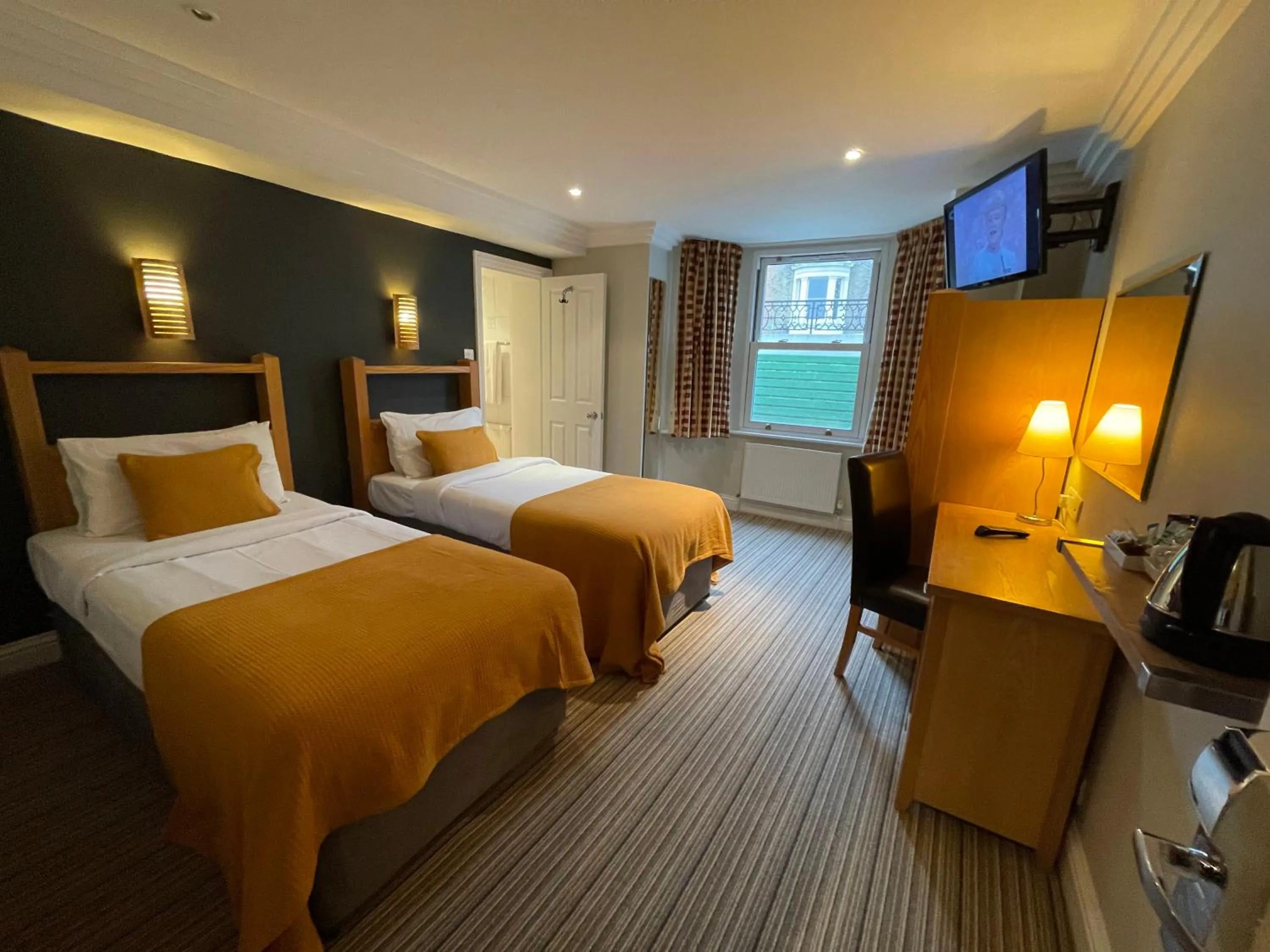 Photo of the whole room, Bed in Shandon Hotel