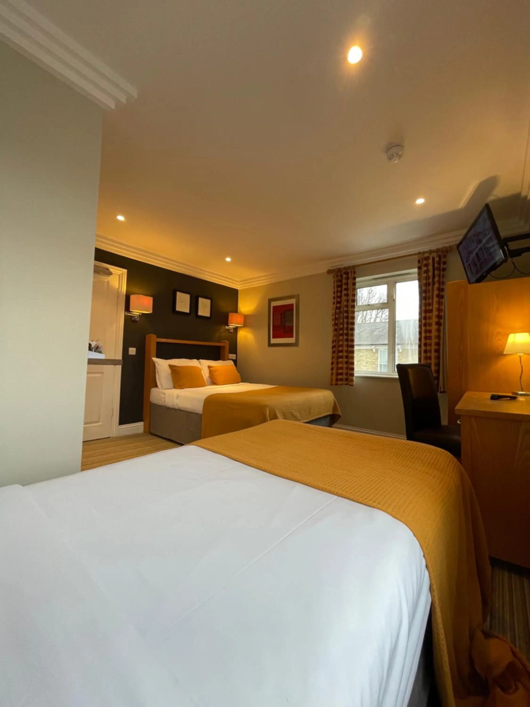 Photo of the whole room, Bed in Shandon Hotel