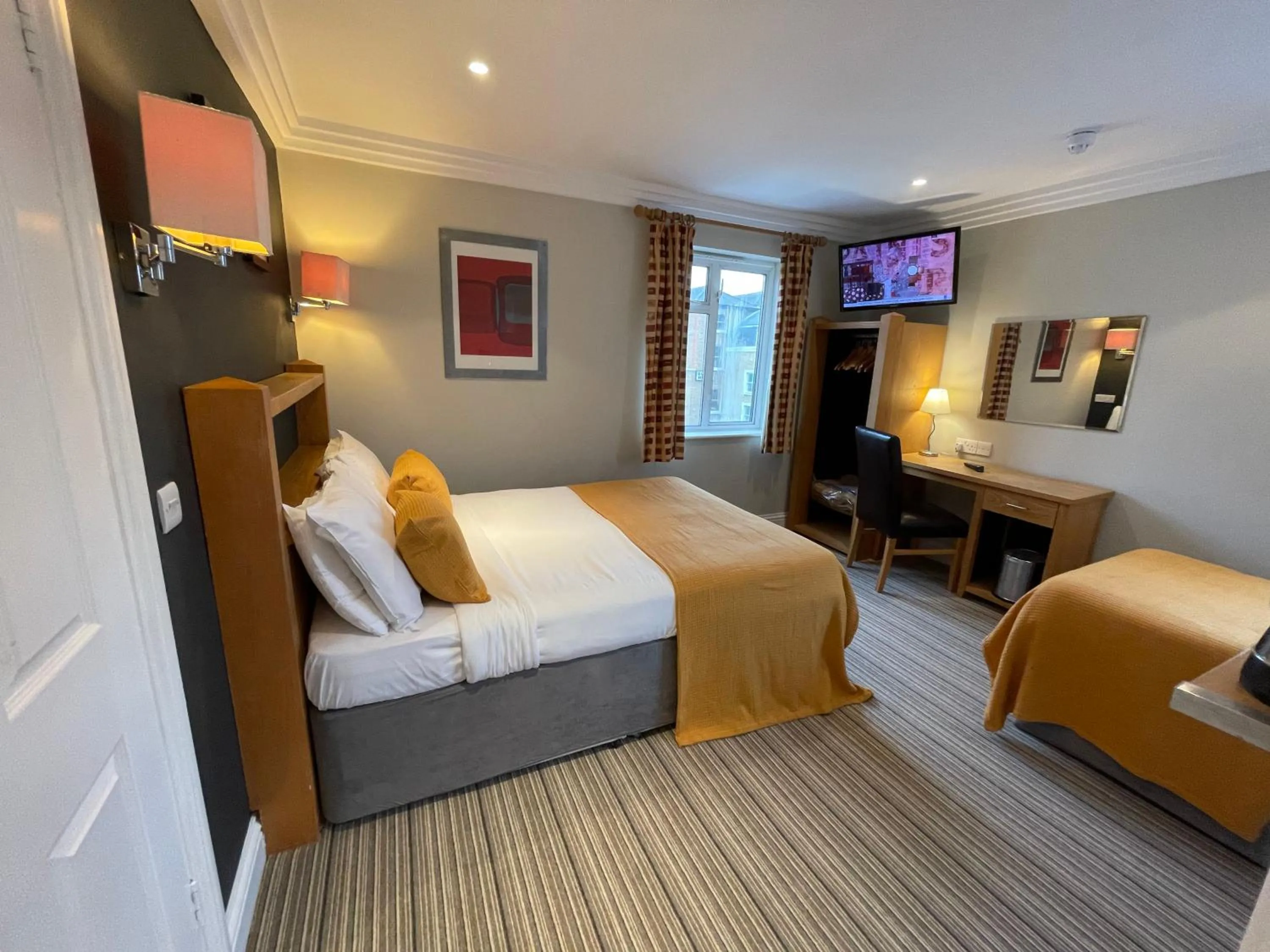 Photo of the whole room, Bed in Shandon Hotel