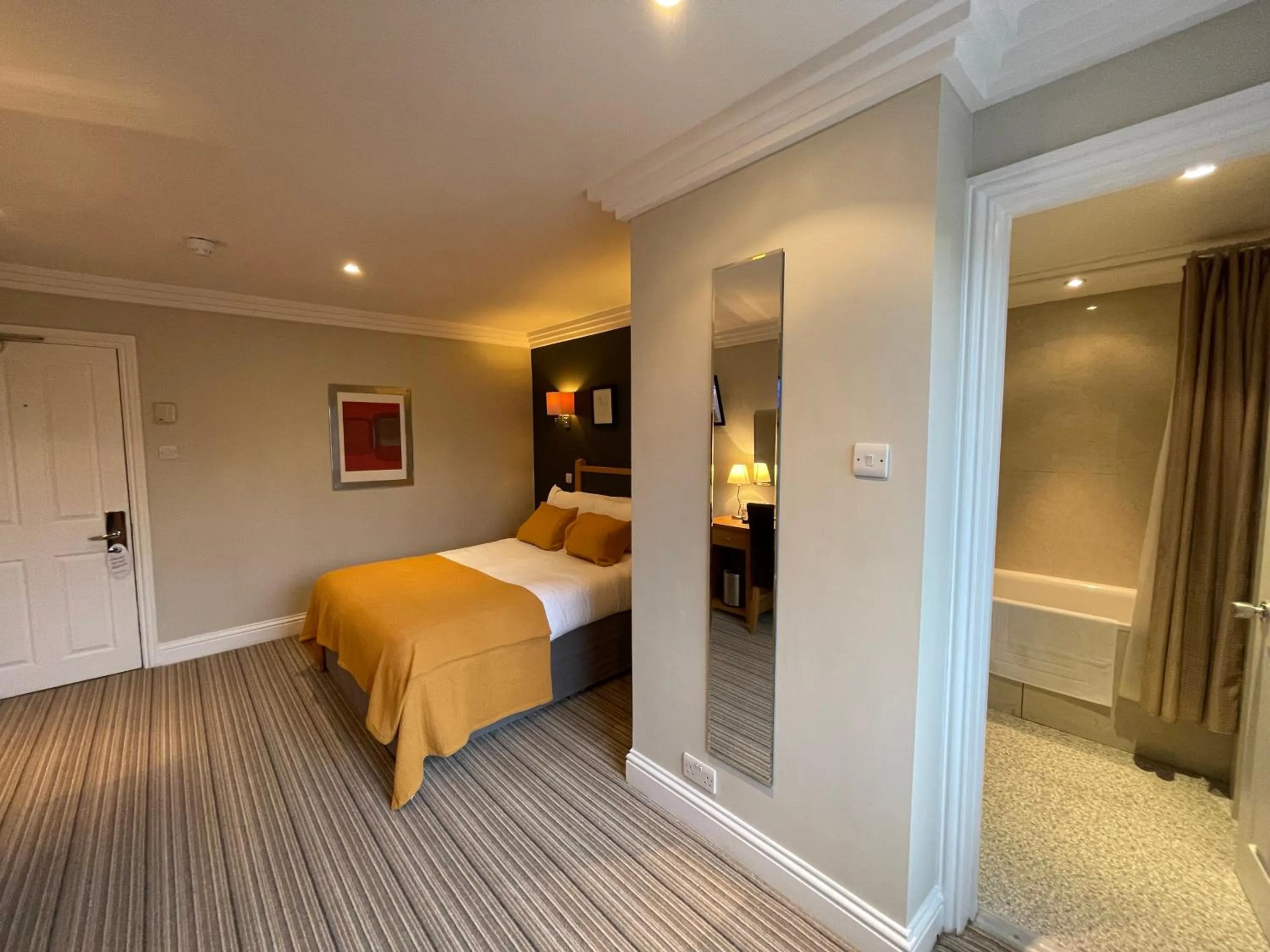 Photo of the whole room, Bed in Shandon Hotel
