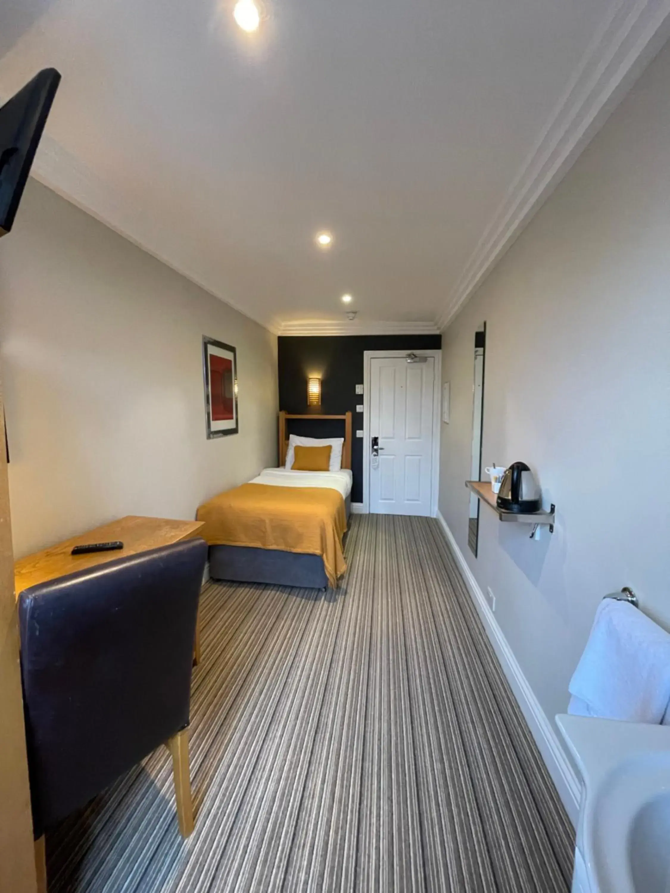 Basic Single Room with Shared Bathroom in Shandon Hotel Basic Single Room with Shared Bathroom in Shandon Hotel