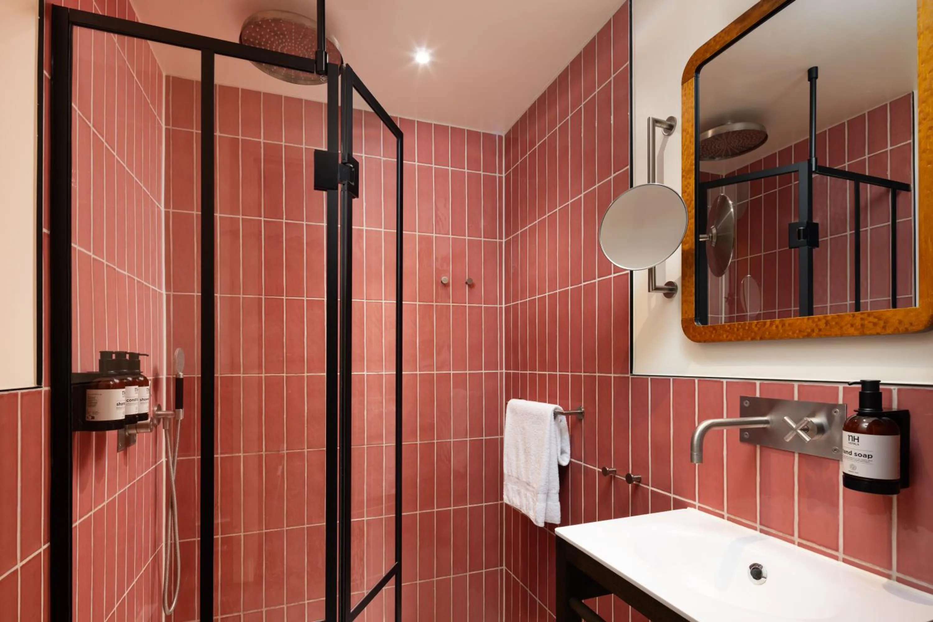 Bathroom in NH Copenhagen Grand Joanne