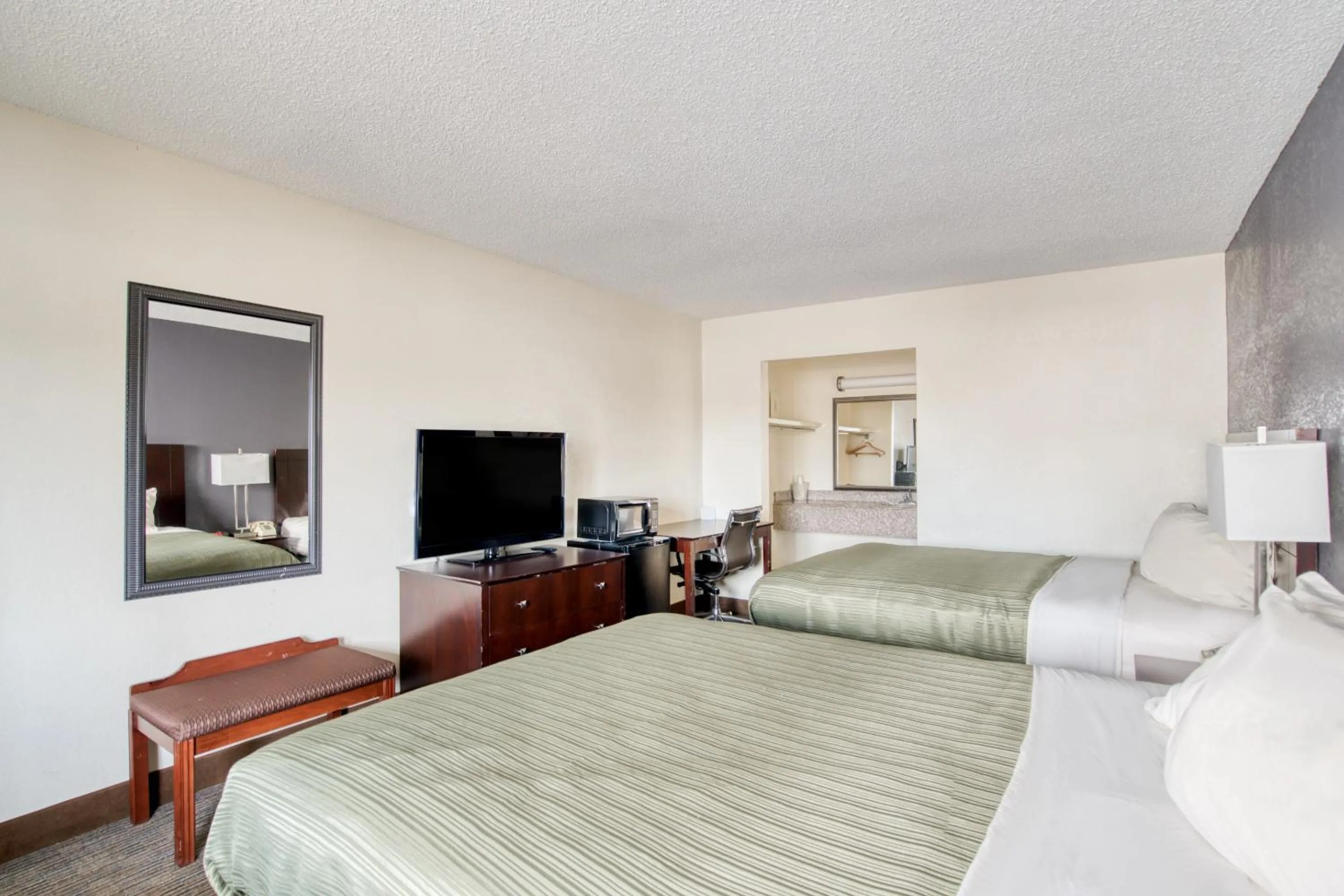 Bedroom in OYO Hotel Alexandria LA- Hwy 165