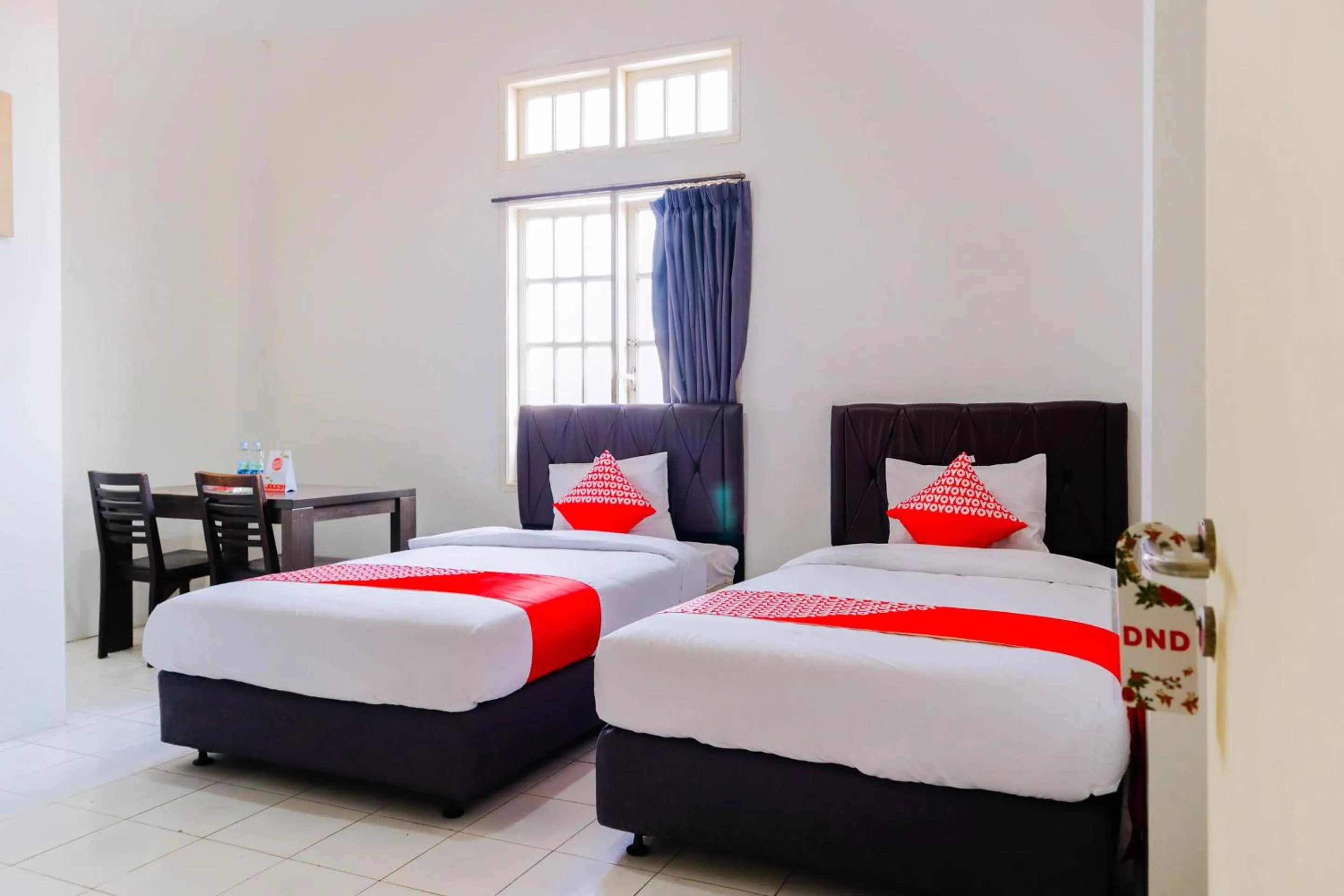 Standard Twin Room in RedDoorz at PB Inn near Stasiun Juanda
