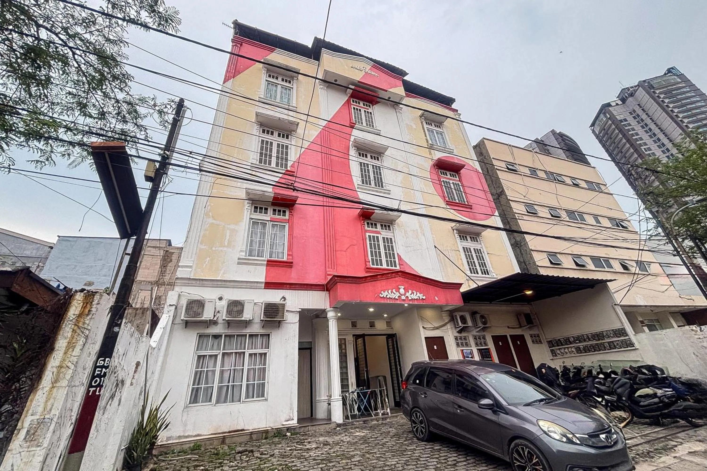 Facade/entrance in RedDoorz at PB Inn near Stasiun Juanda