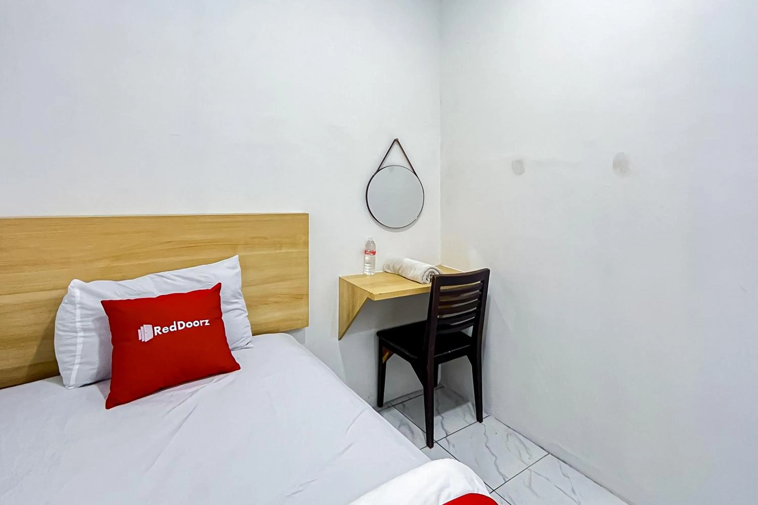 Bedroom, Bed in RedDoorz at PB Inn near Stasiun Juanda