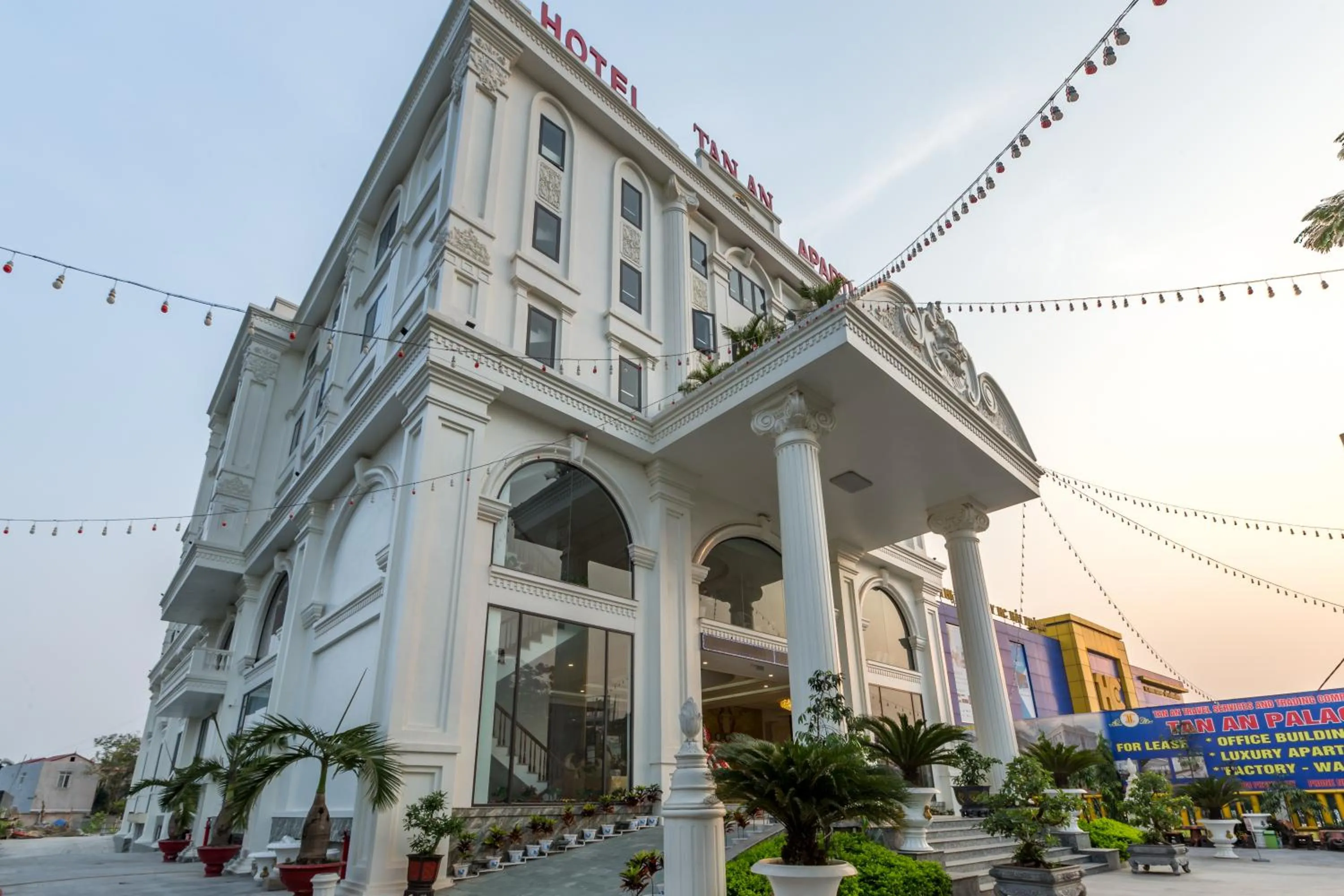Facade/entrance in Tan An Palace