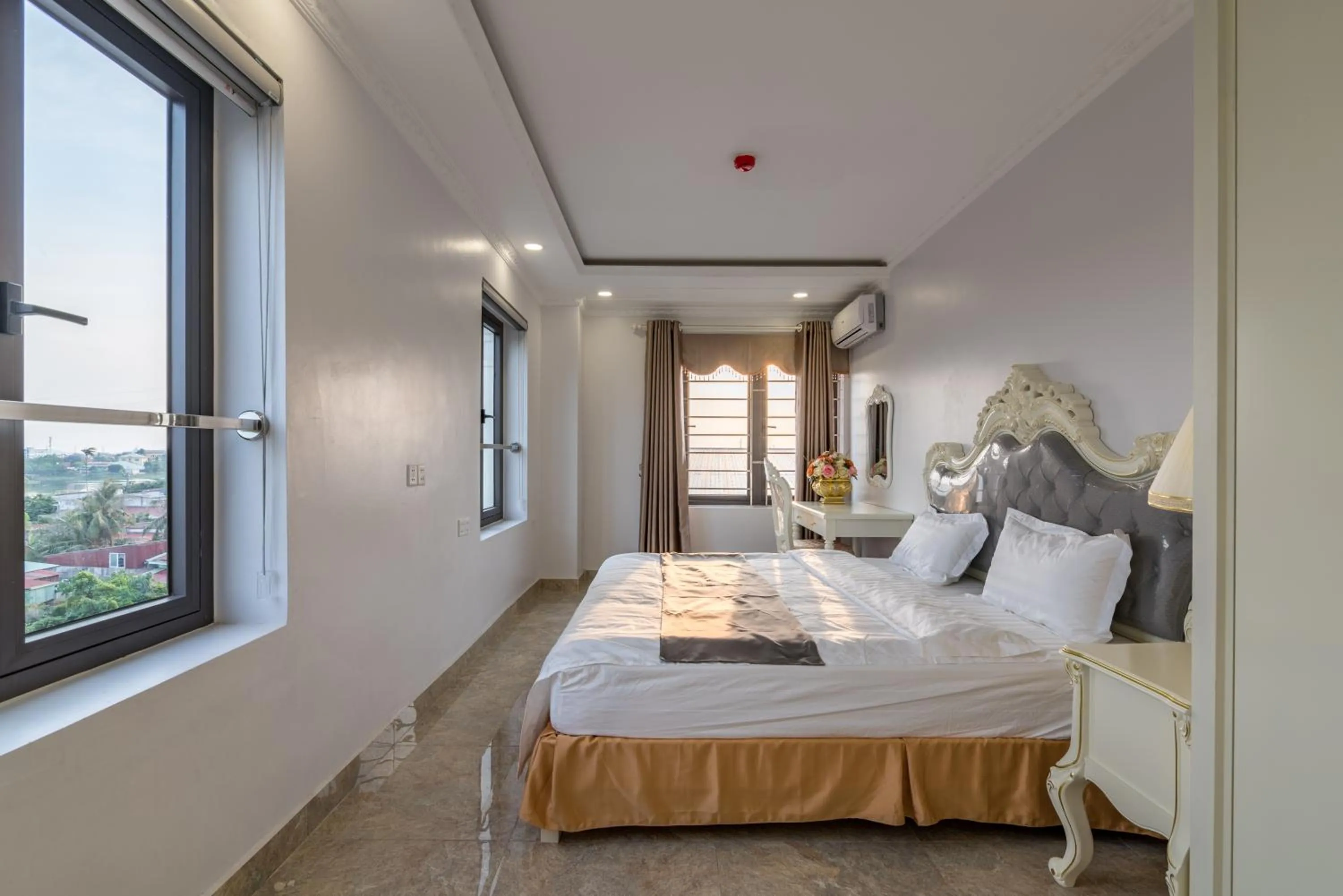 Photo of the whole room, Bed in Tan An Palace