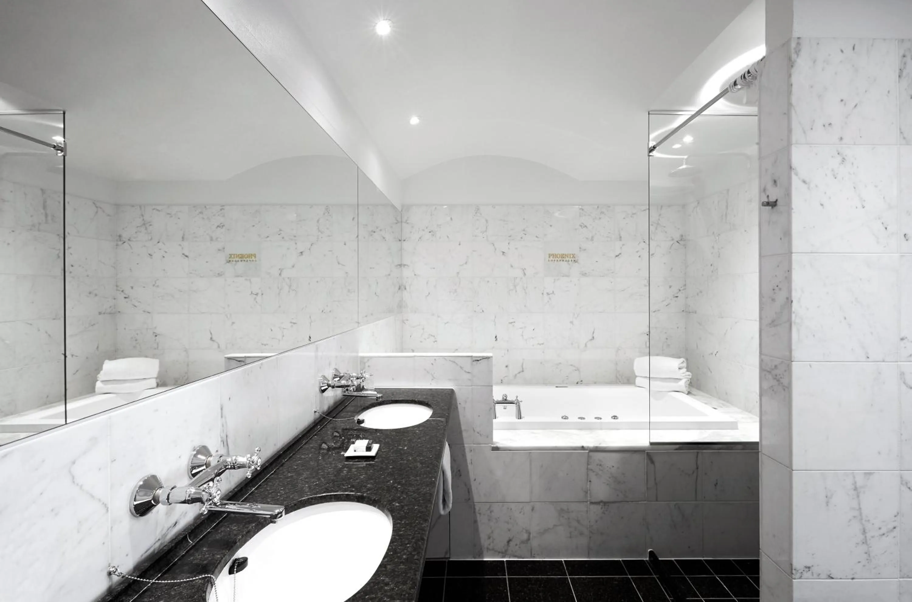 Bathroom in Phoenix Copenhagen