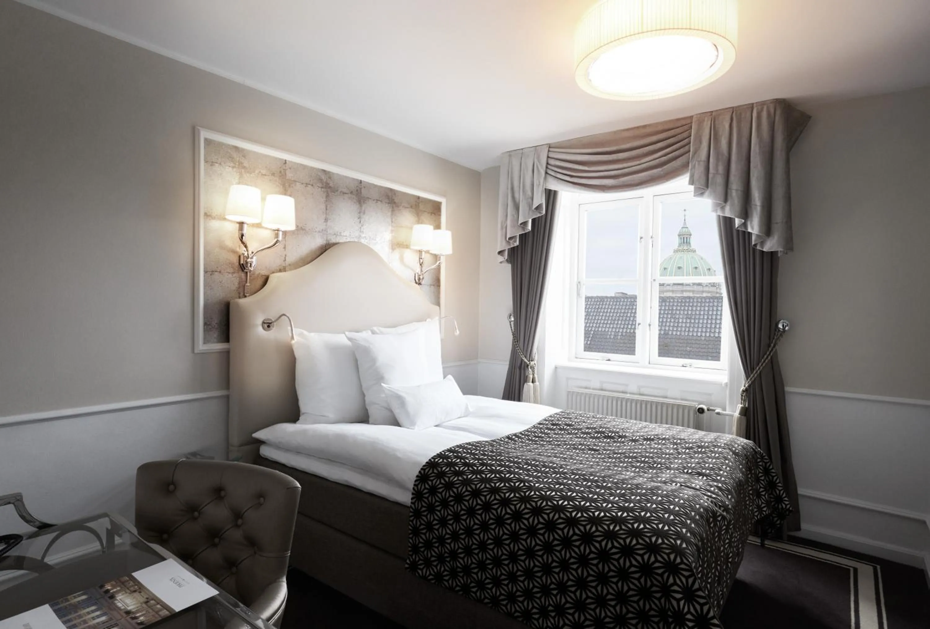 Bed in Phoenix Copenhagen