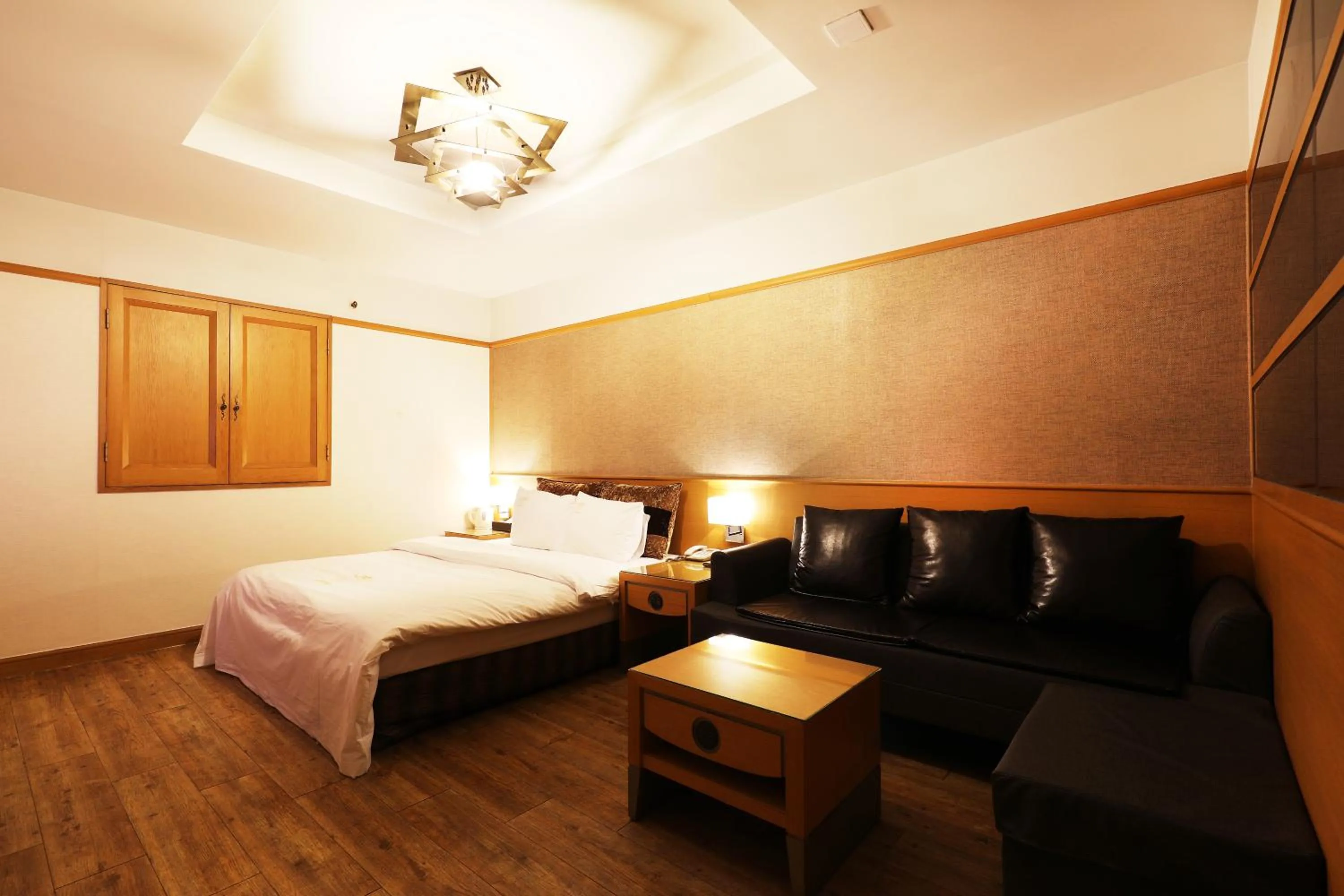 Toilet, Bed in Bucheon SR Hotel