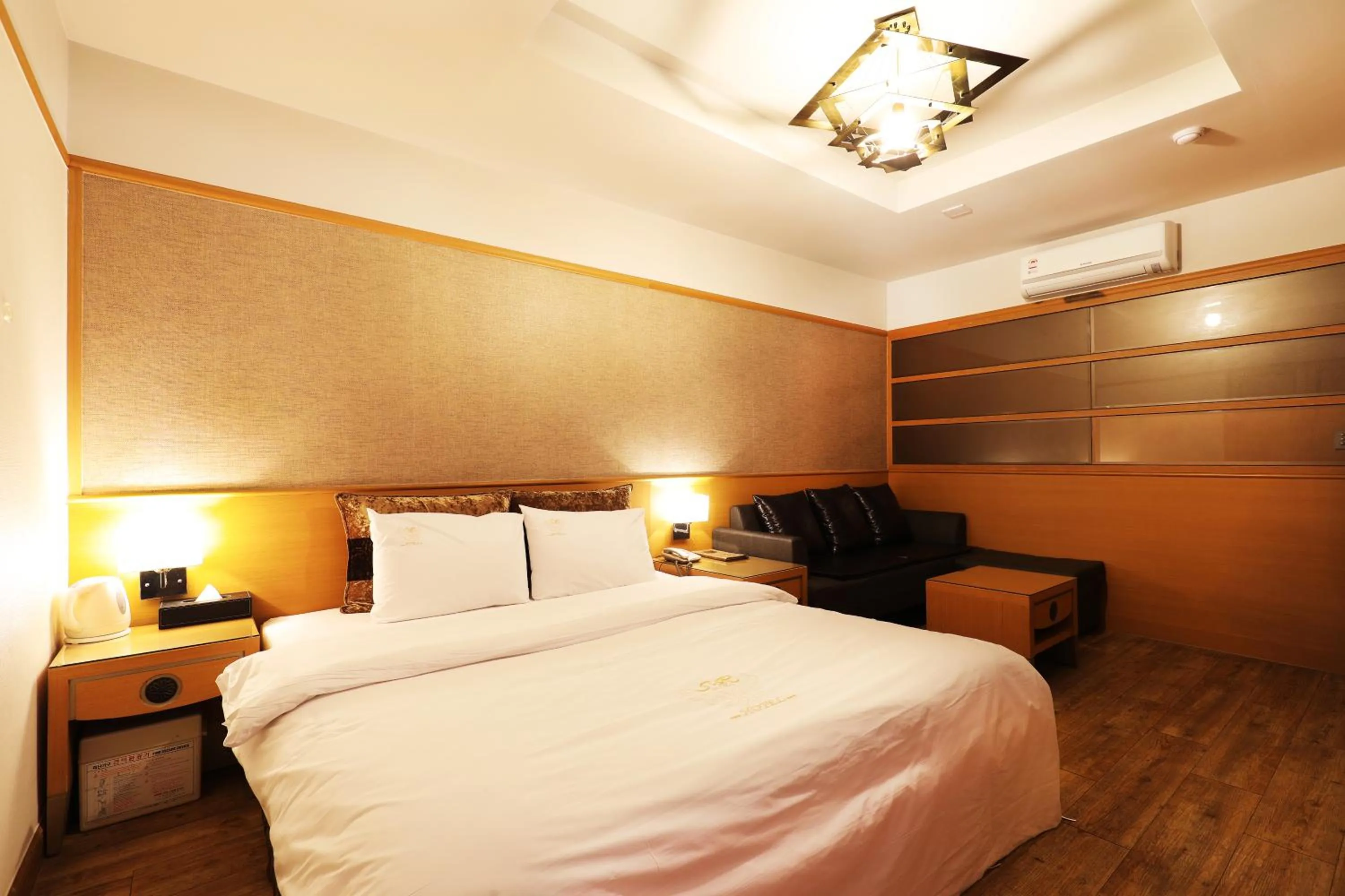 Bed in Bucheon SR Hotel