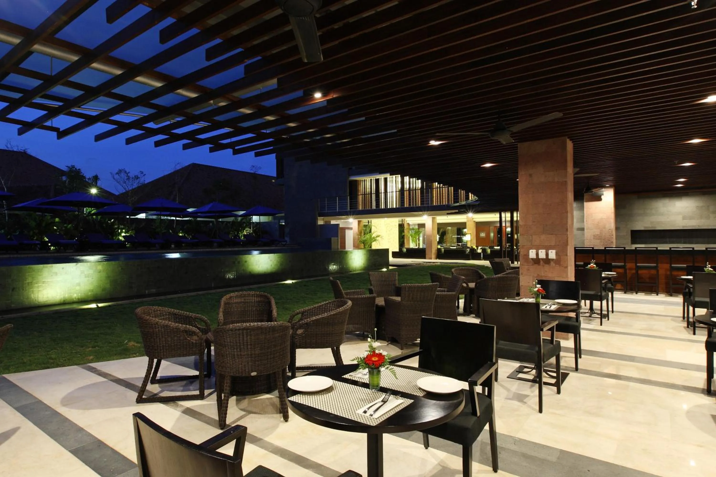 Restaurant/places to eat in Suites by Watermark Hotel and Spa