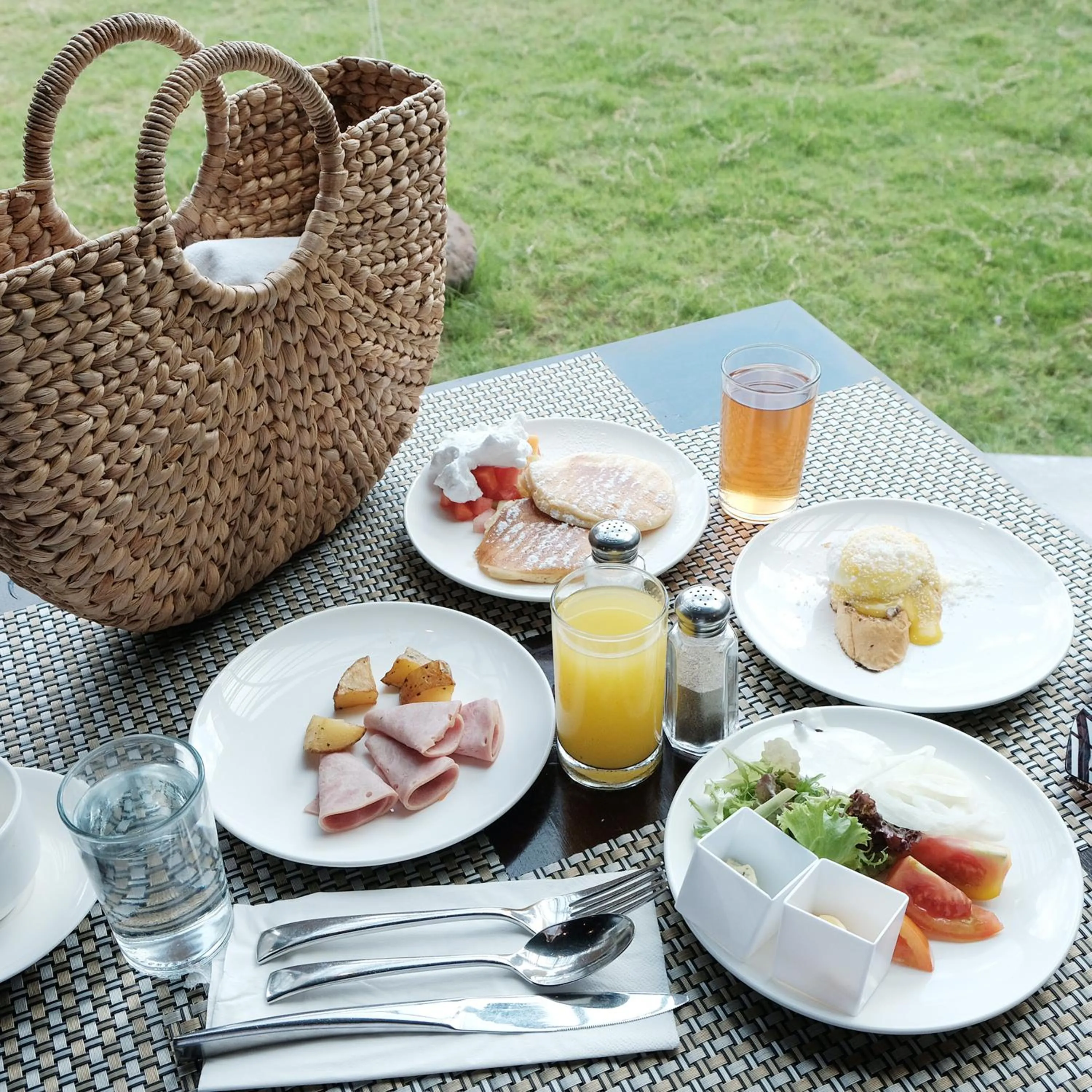 Food and drinks in Suites by Watermark Hotel and Spa