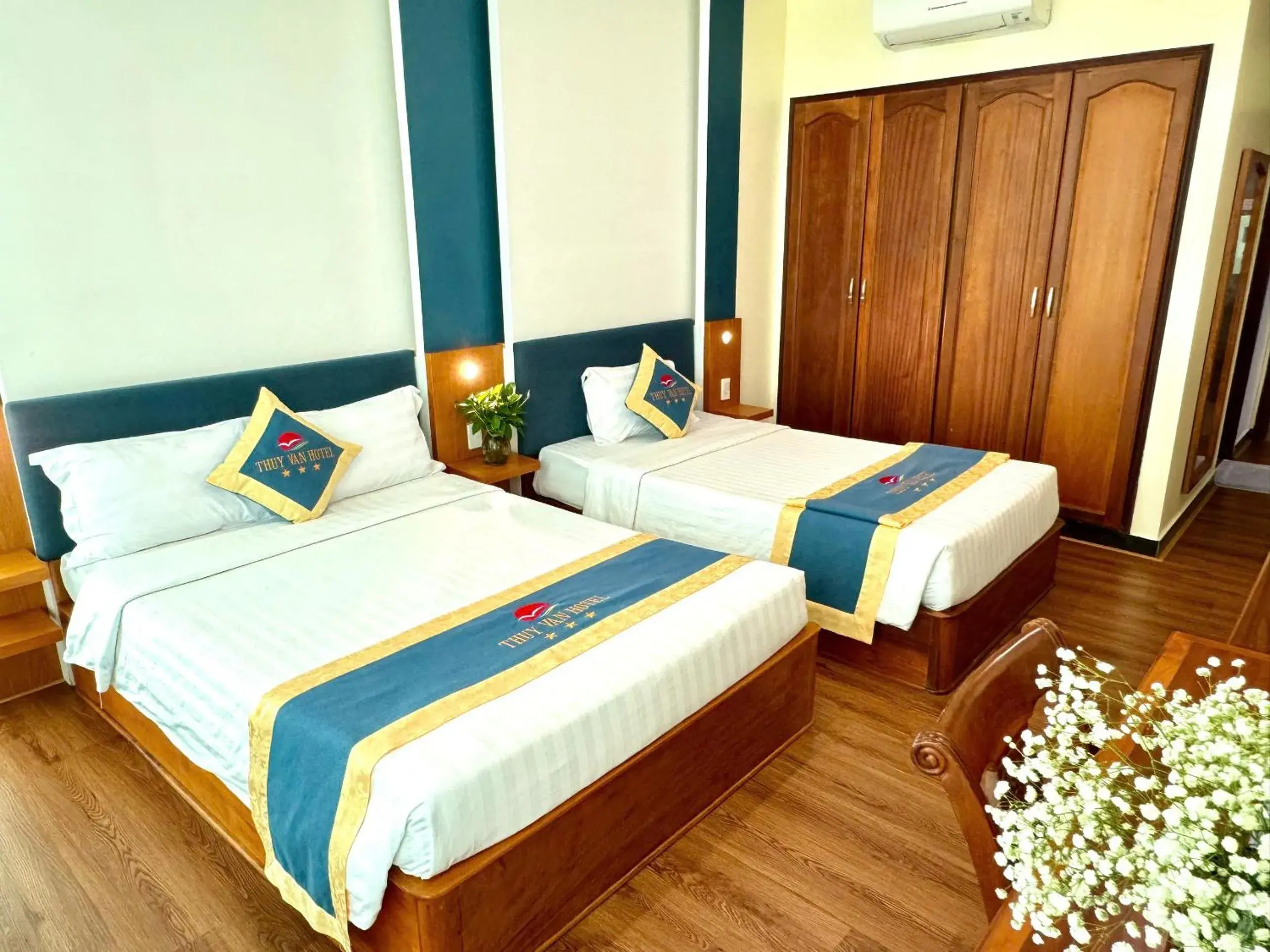 Standard Triple Room with Sea View in Thuy Van Hotel Standard Triple Room with Sea View in Thuy Van Hotel