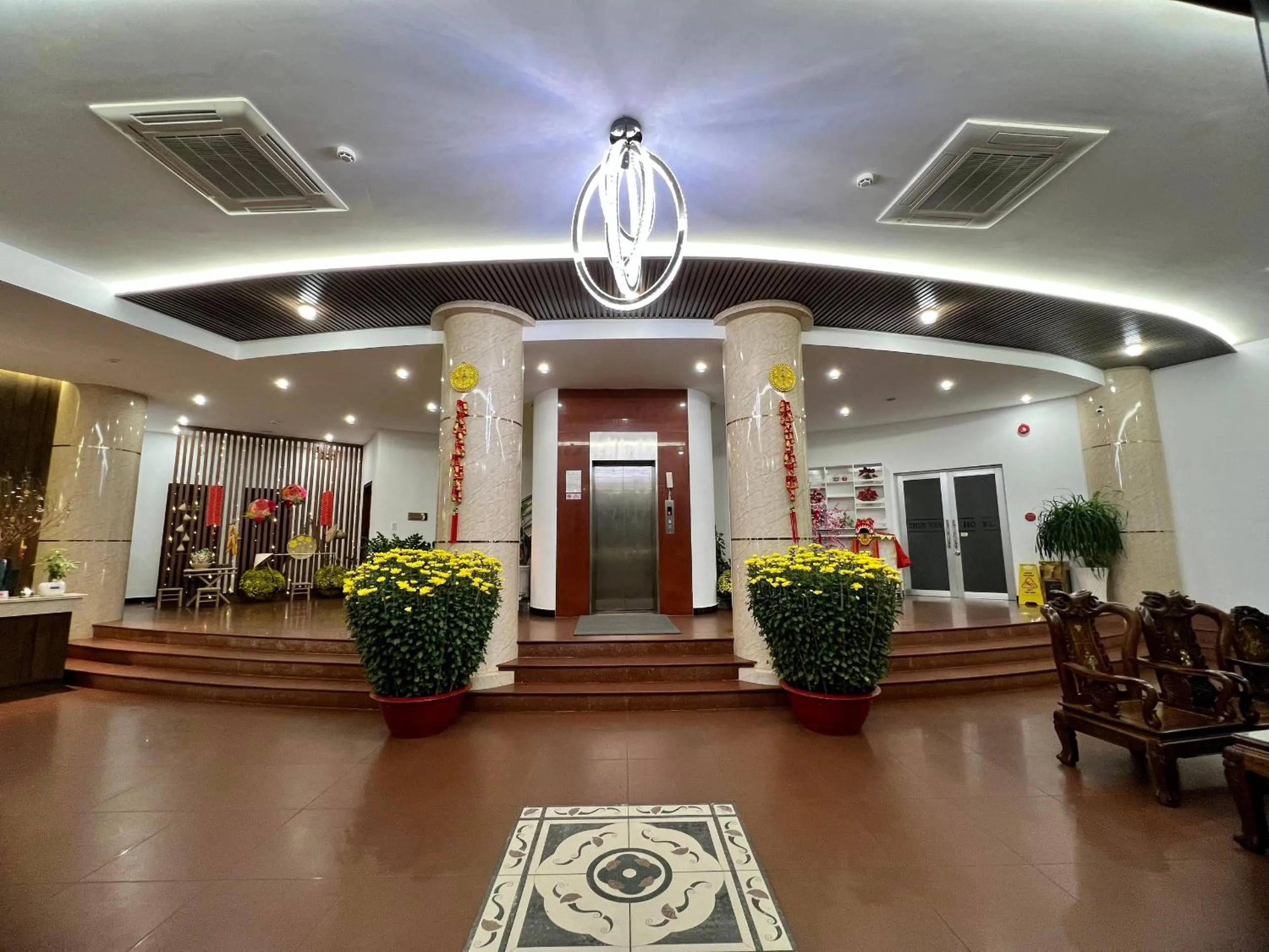 Communal lounge/ TV room in Thuy Van Hotel