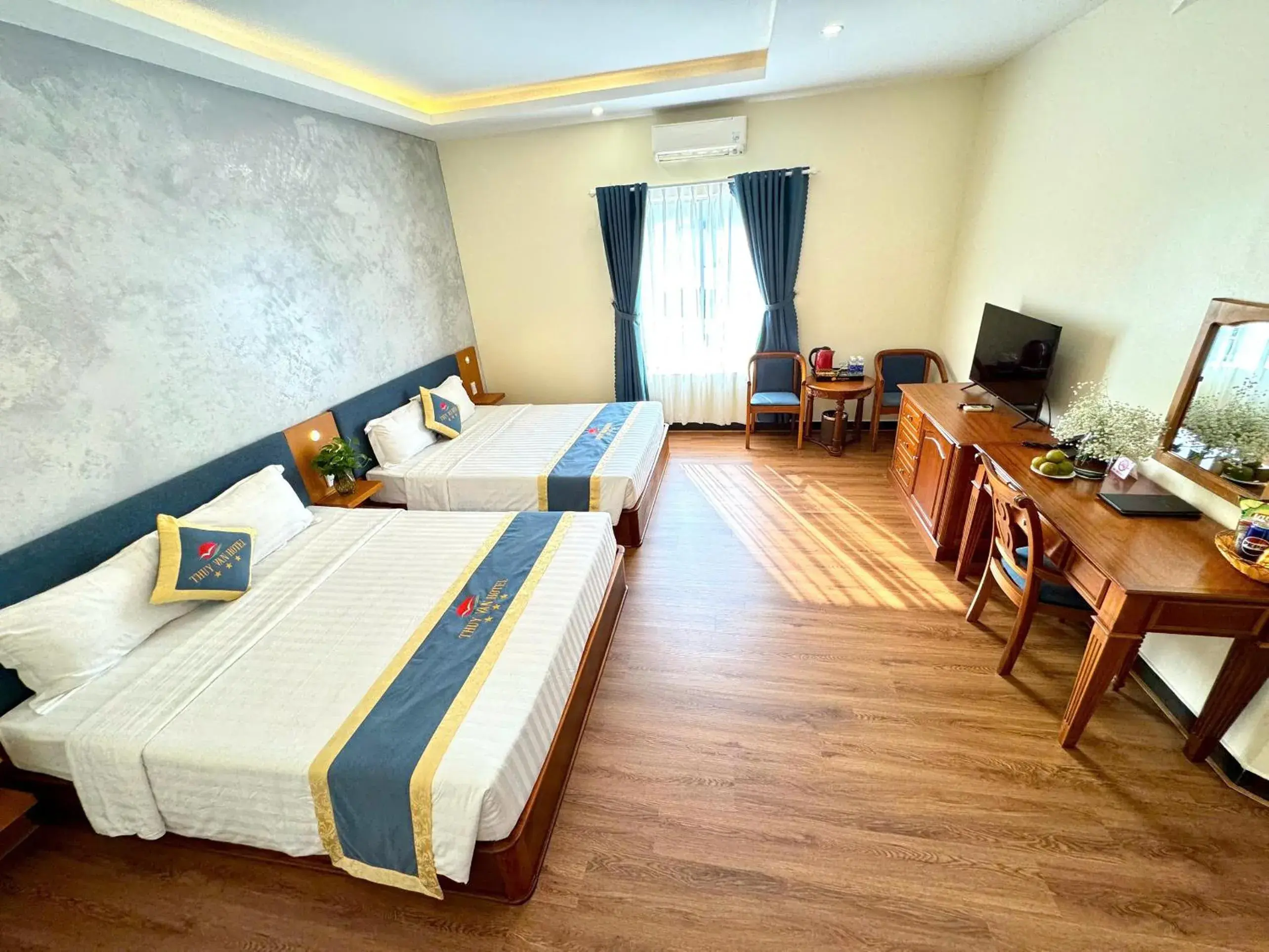 Deluxe Quadruple Room in Thuy Van Hotel Deluxe Quadruple Room in Thuy Van Hotel