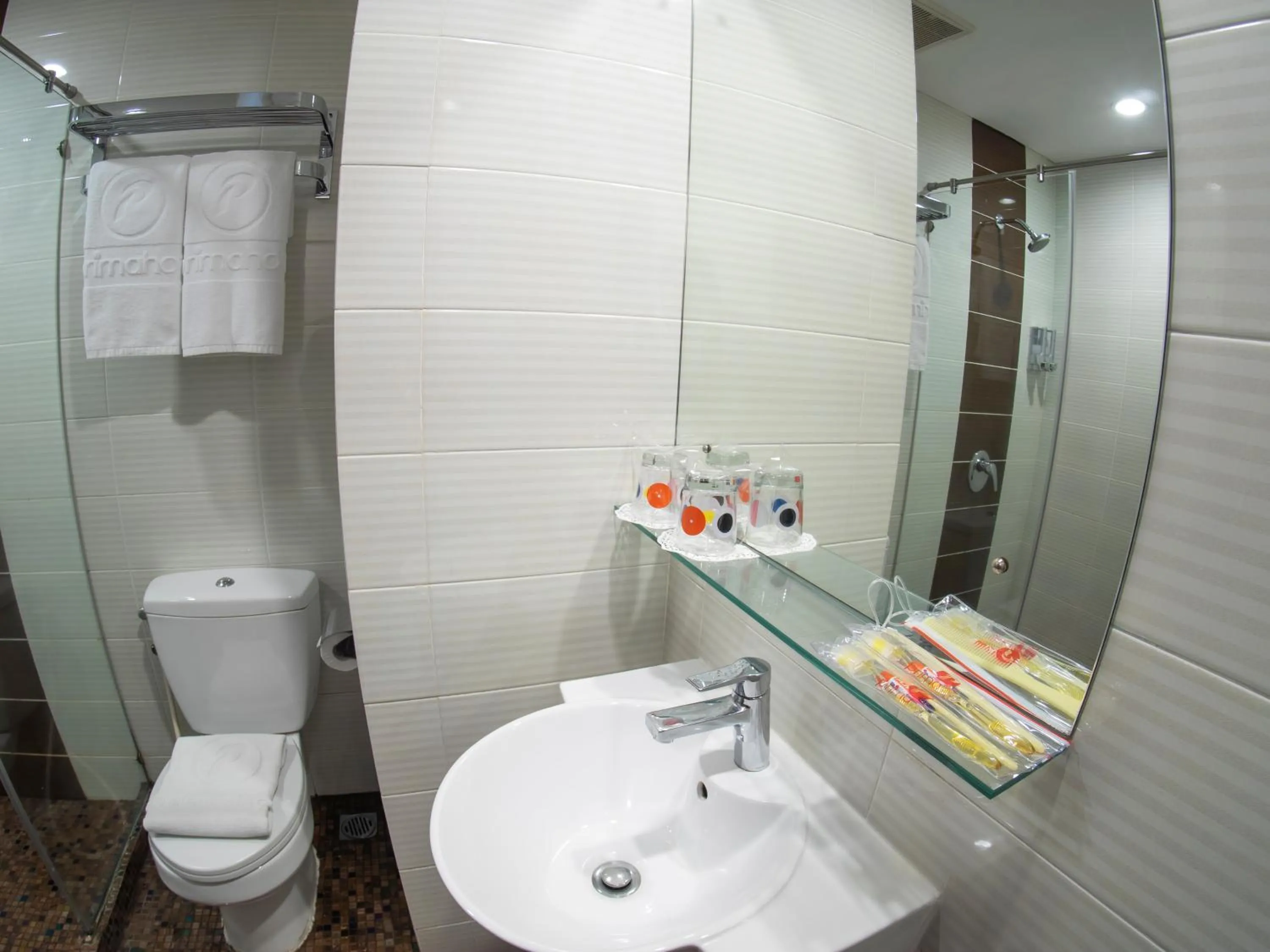 Bathroom in d'primahotel Airport Jakarta Terminal 1A