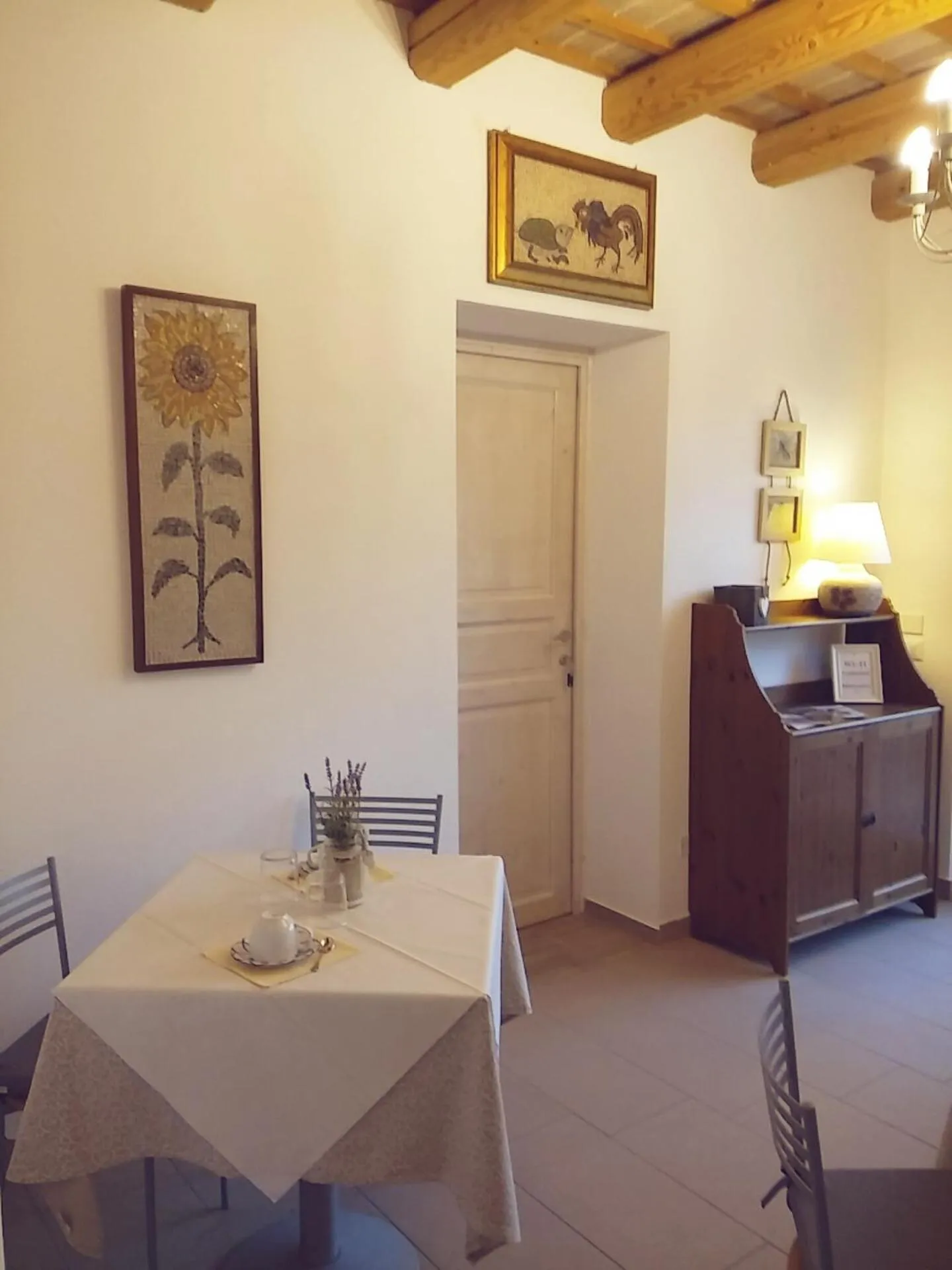 Communal lounge/ TV room in Agriturismo Honey Farm