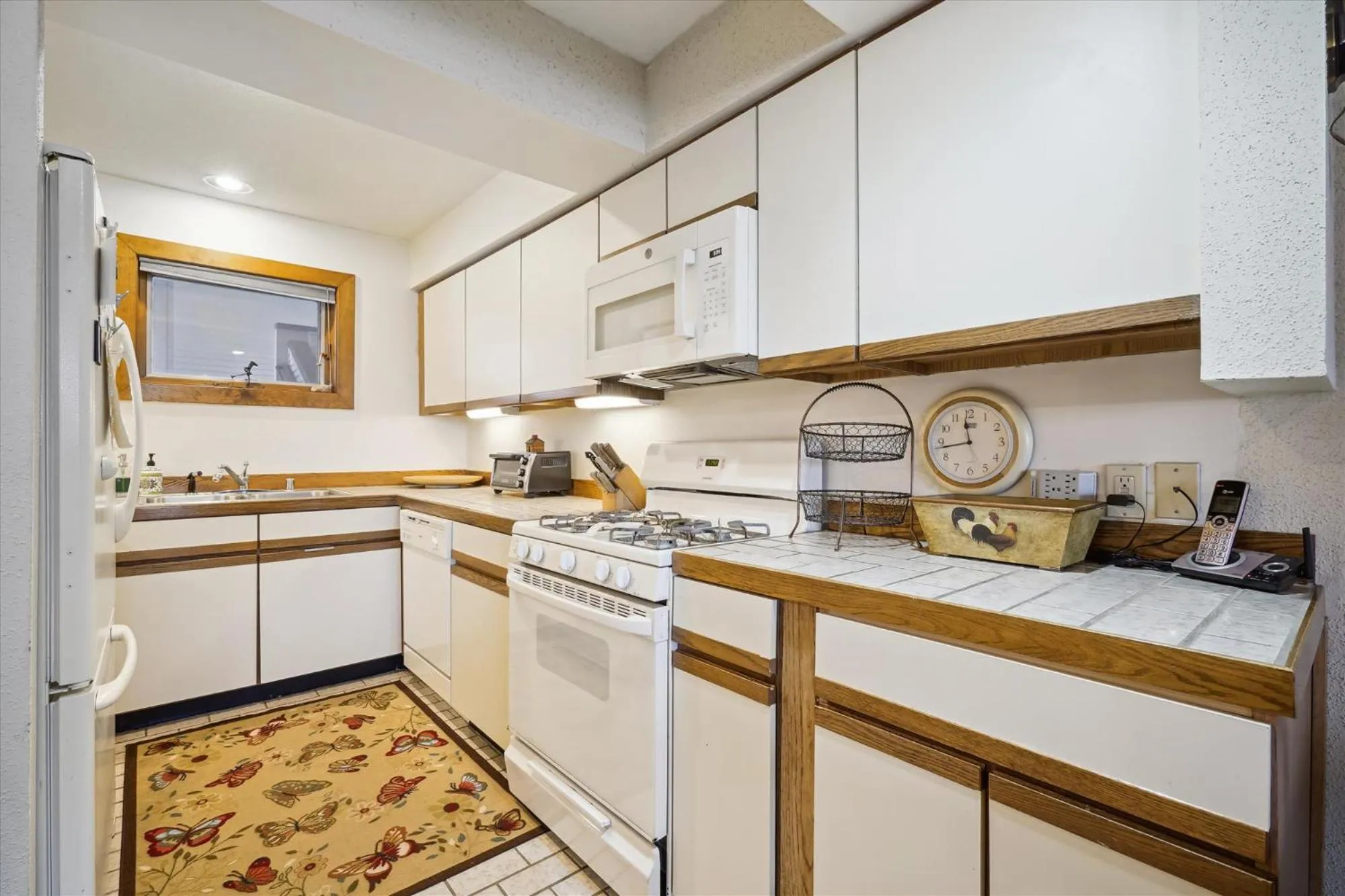 Kitchen or kitchenette in Ski on ski off, conveniently located, 2 bedroom condo with beautiful views, access to indoor pool Sunrise B3