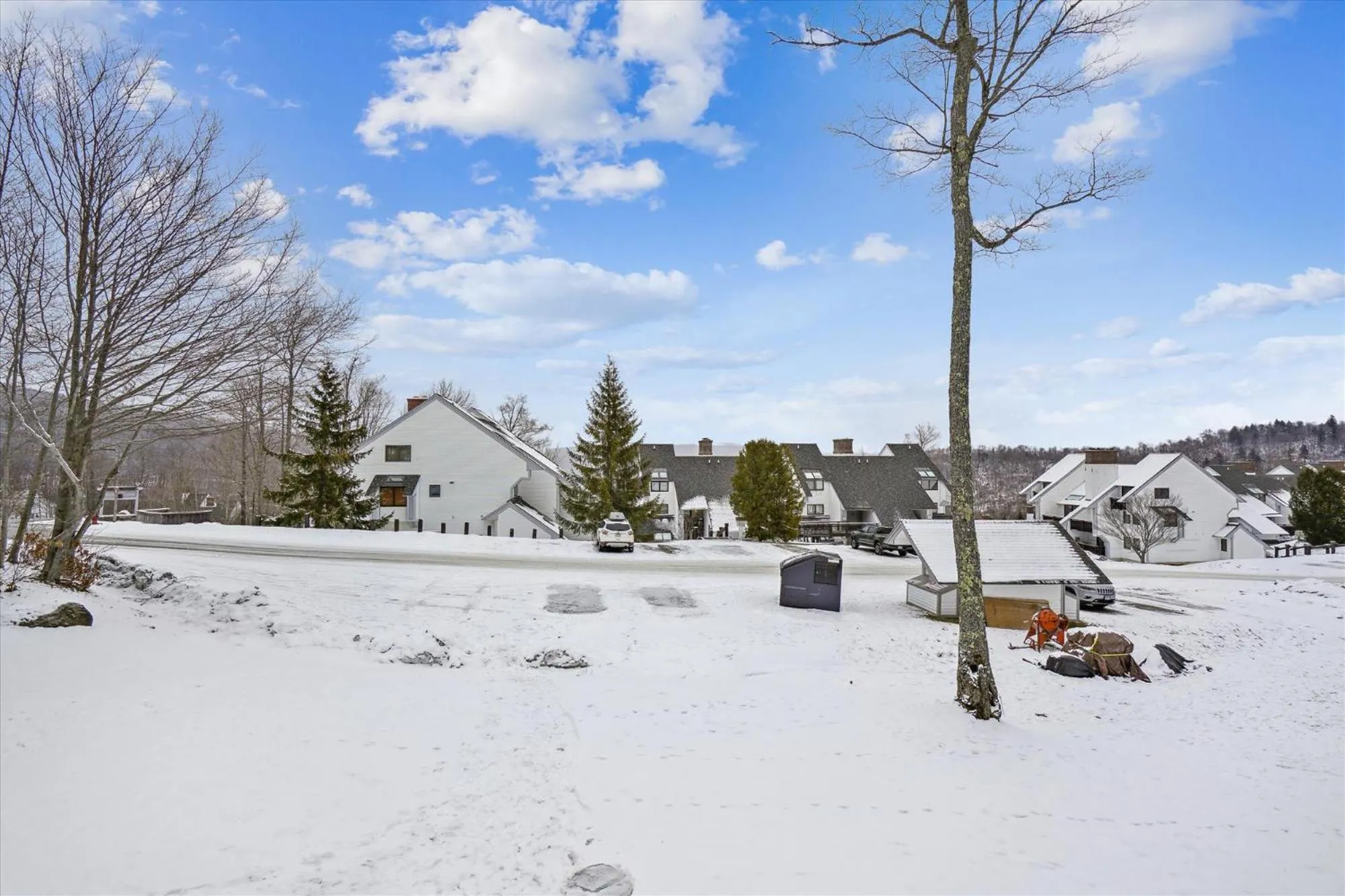 Day in Ski on ski off, conveniently located, 2 bedroom condo with beautiful views, access to indoor pool Sunrise B3