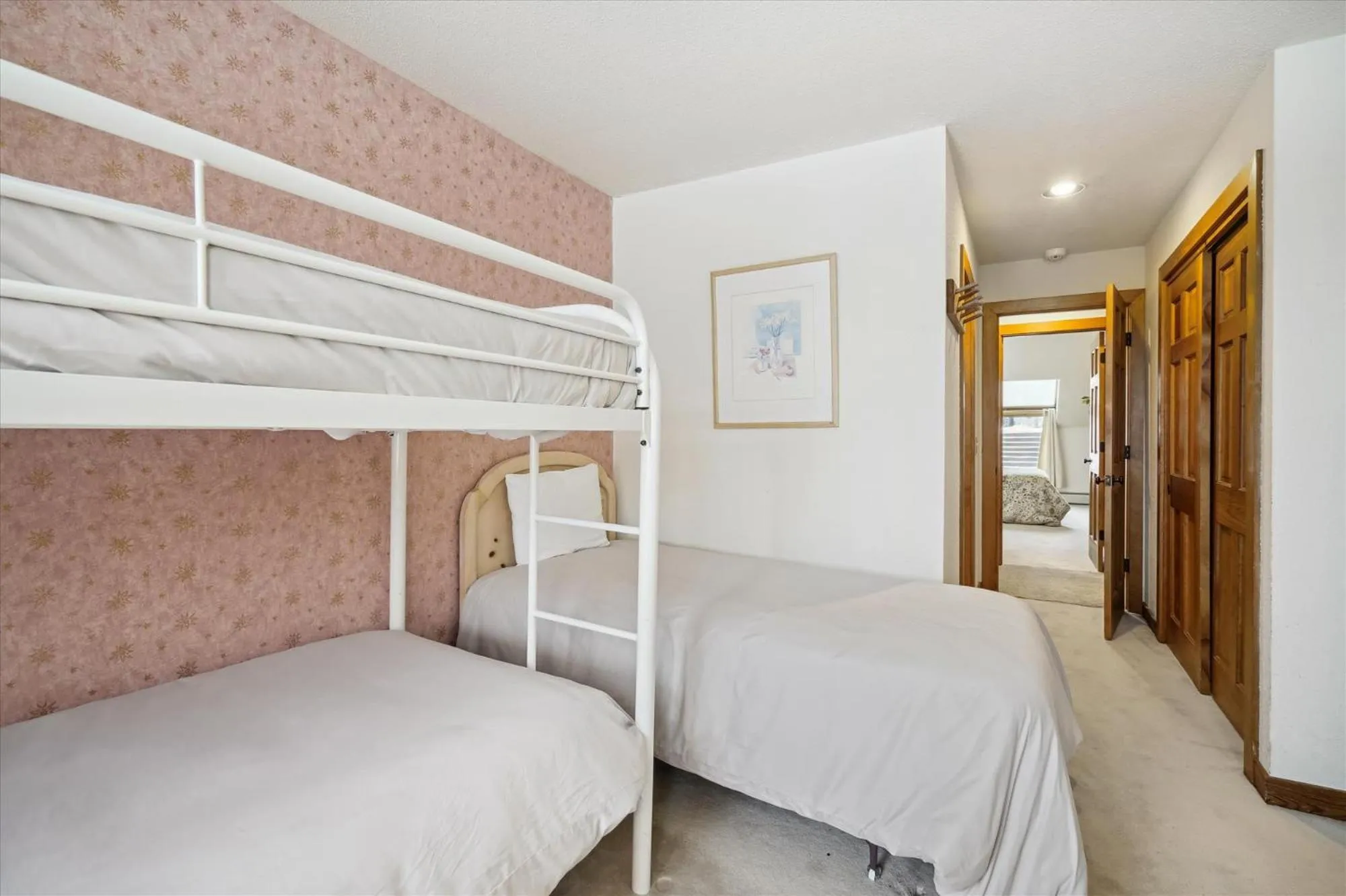 Bed in Ski on ski off, conveniently located, 2 bedroom condo with beautiful views, access to indoor pool Sunrise B3