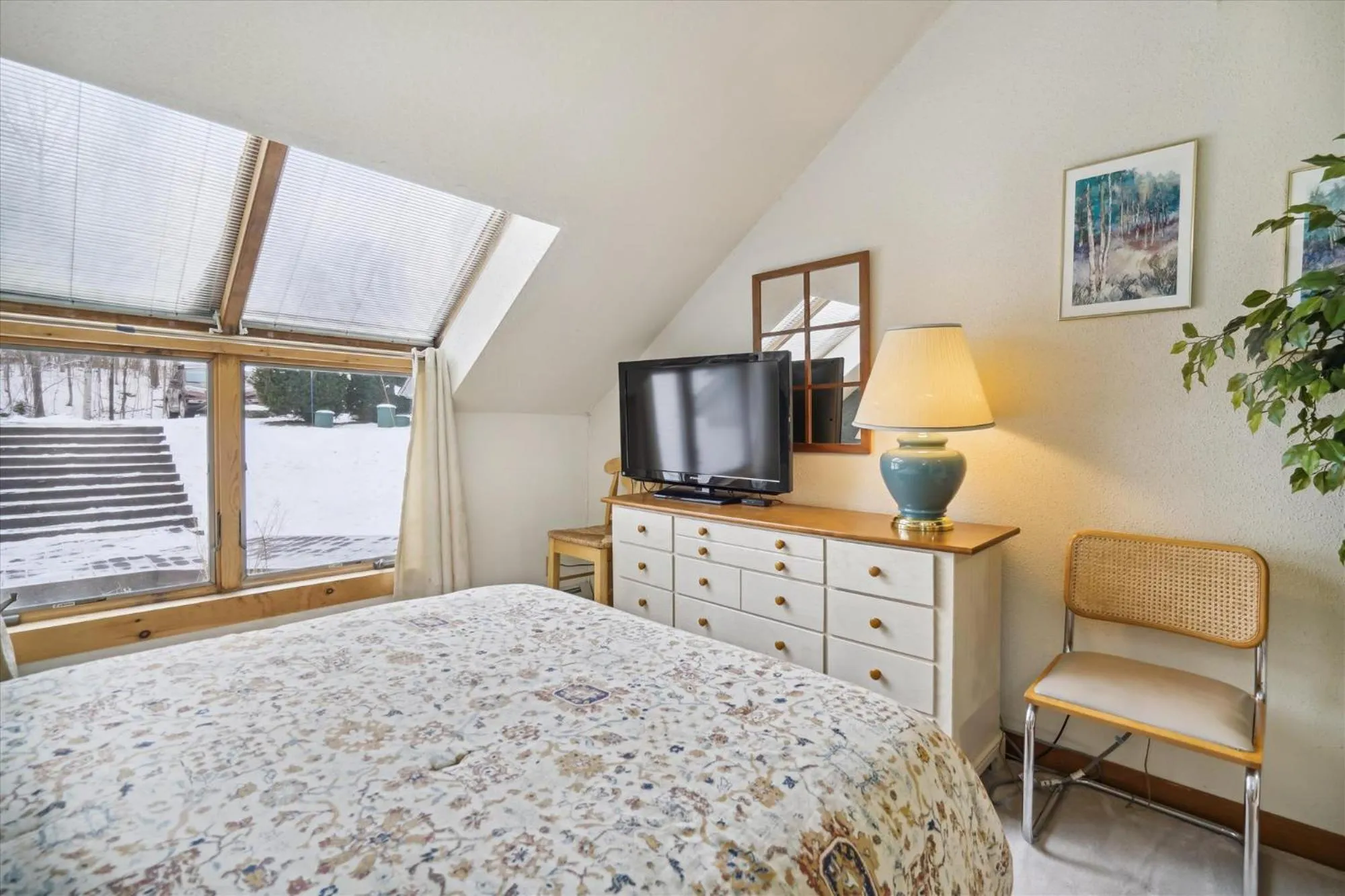 Bed in Ski on ski off, conveniently located, 2 bedroom condo with beautiful views, access to indoor pool Sunrise B3