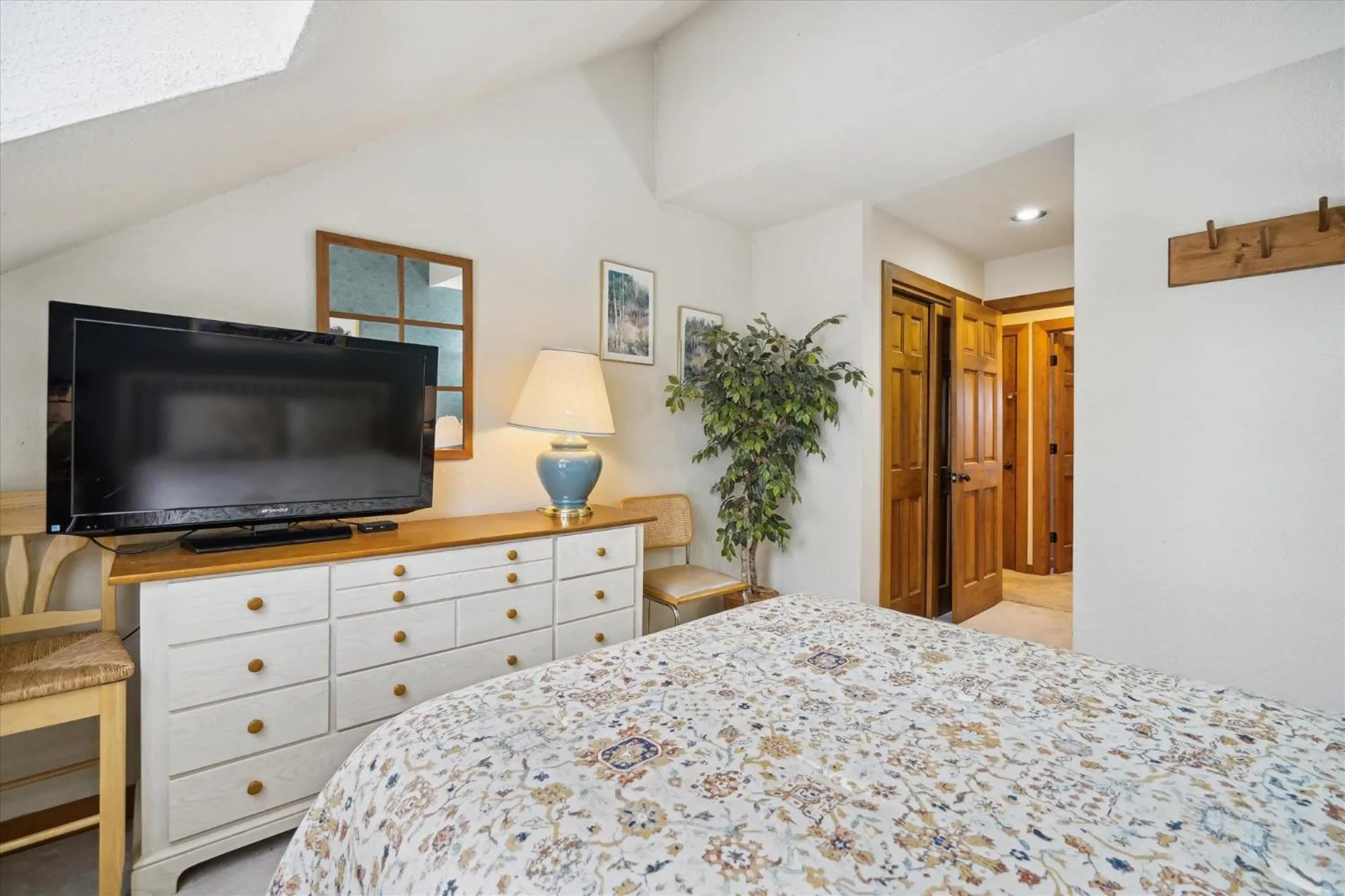 Bed in Ski on ski off, conveniently located, 2 bedroom condo with beautiful views, access to indoor pool Sunrise B3