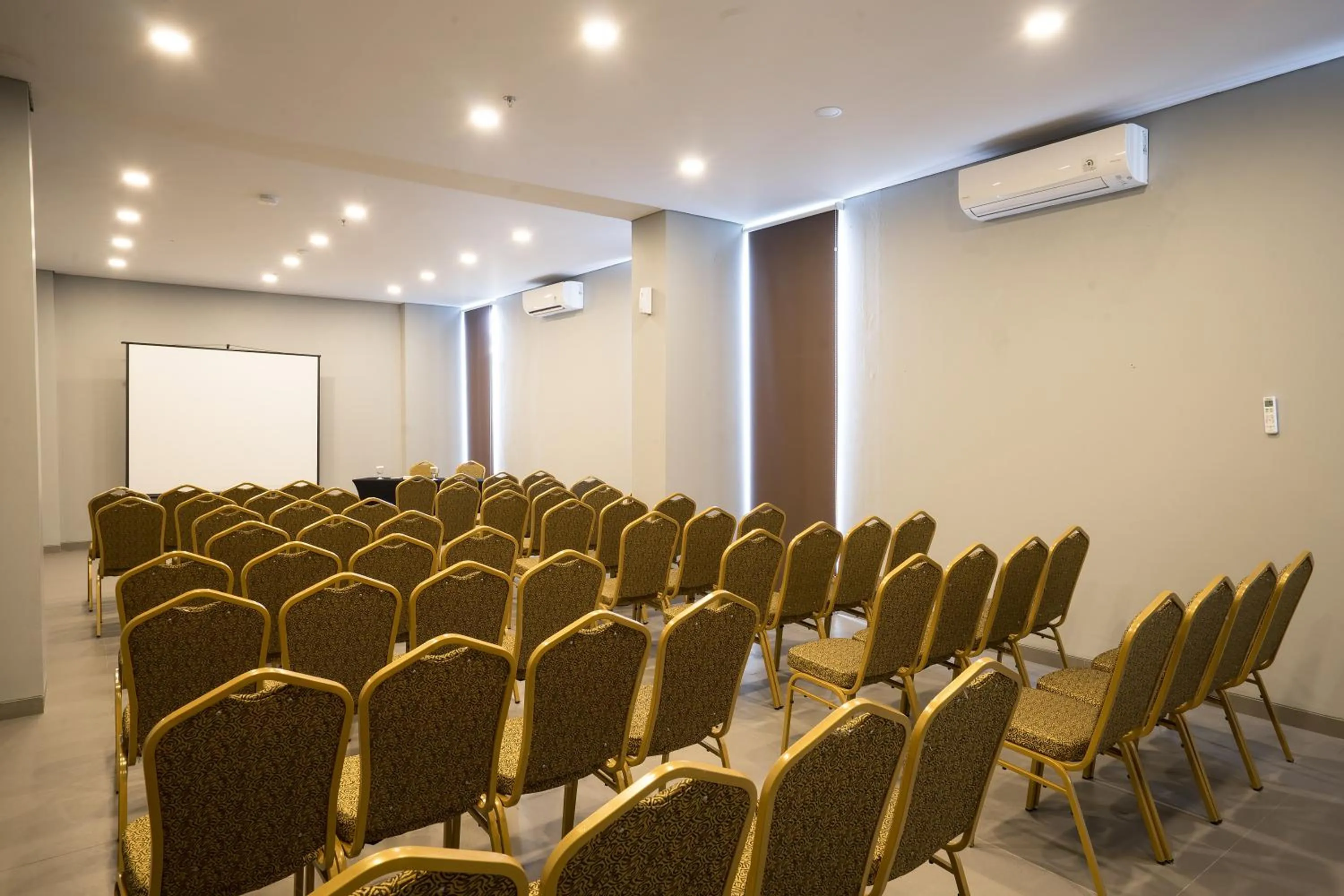Business facilities in Maple Hotel Grogol