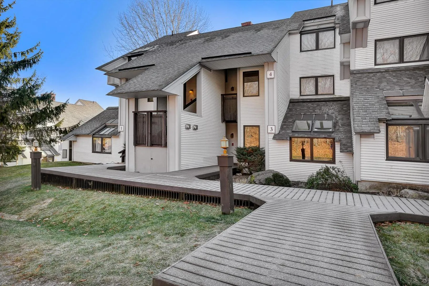 Property building in Ski on ski off right from your door nicely decorated 2 bedroom, Sunrise L3