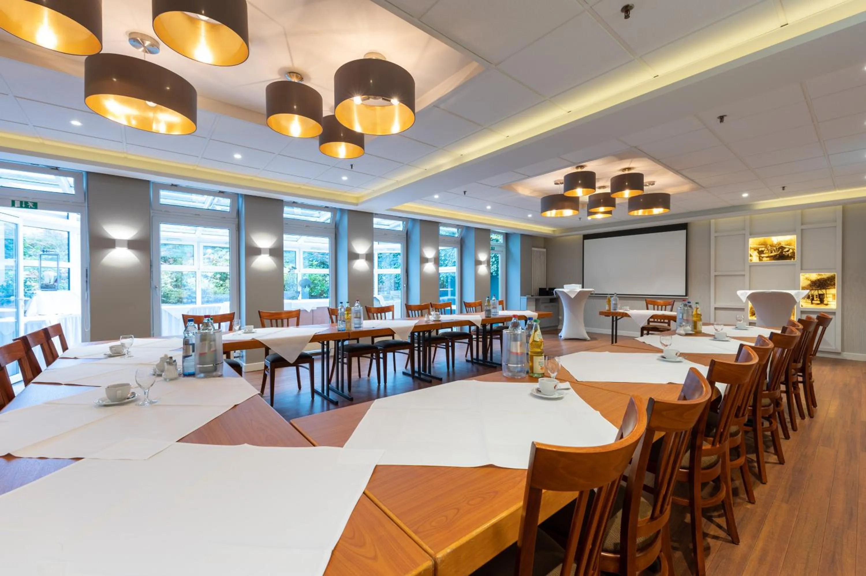 Restaurant/places to eat in Hotel im Park