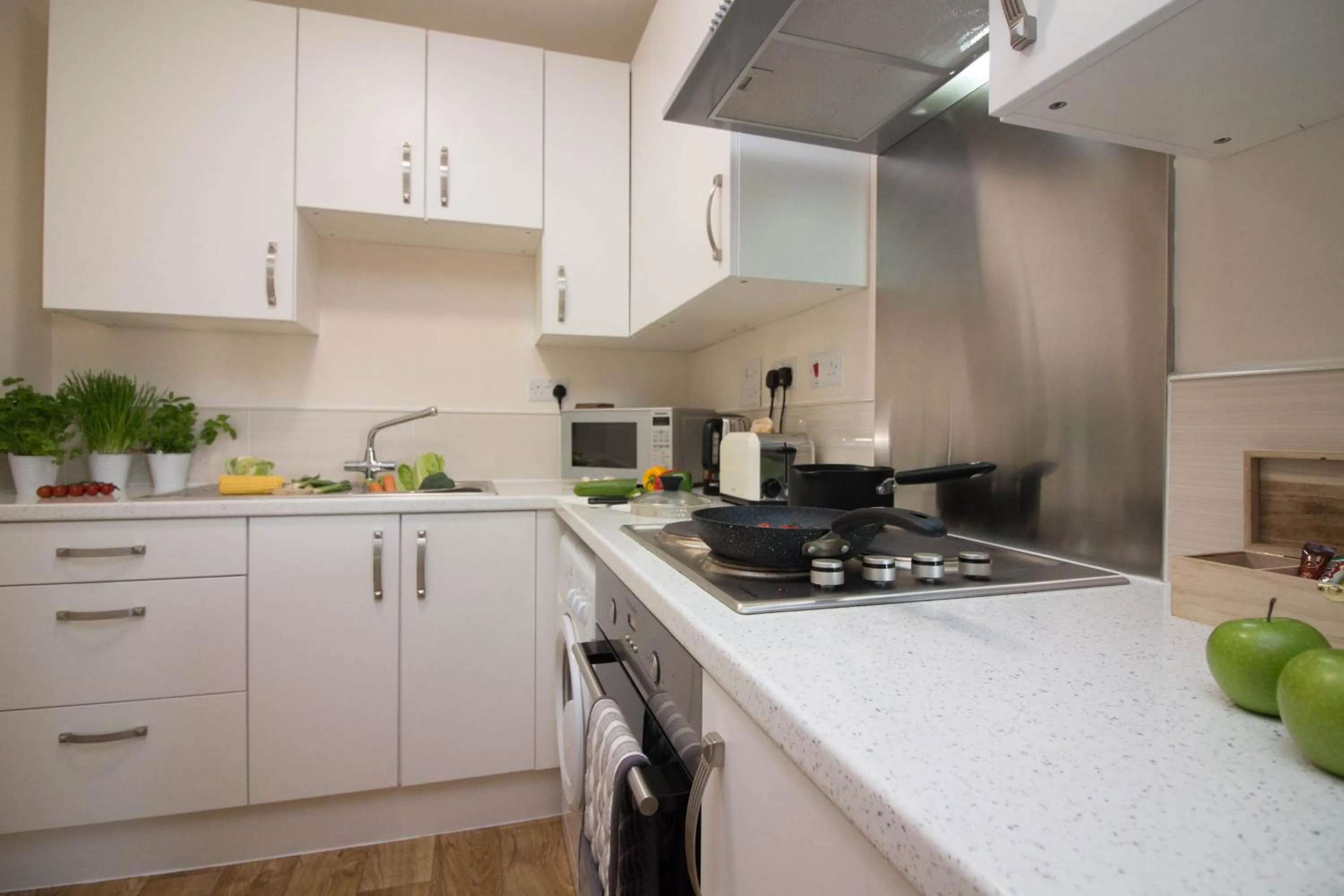 Kitchen or kitchenette in Castle Point Apartments Southampton Premier Lodge