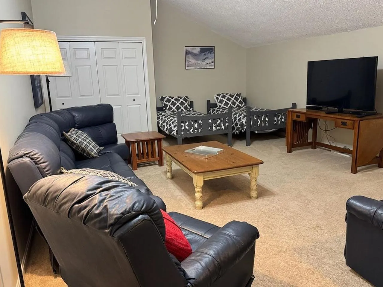 TV and multimedia in Nordic Inn Condominium Resort