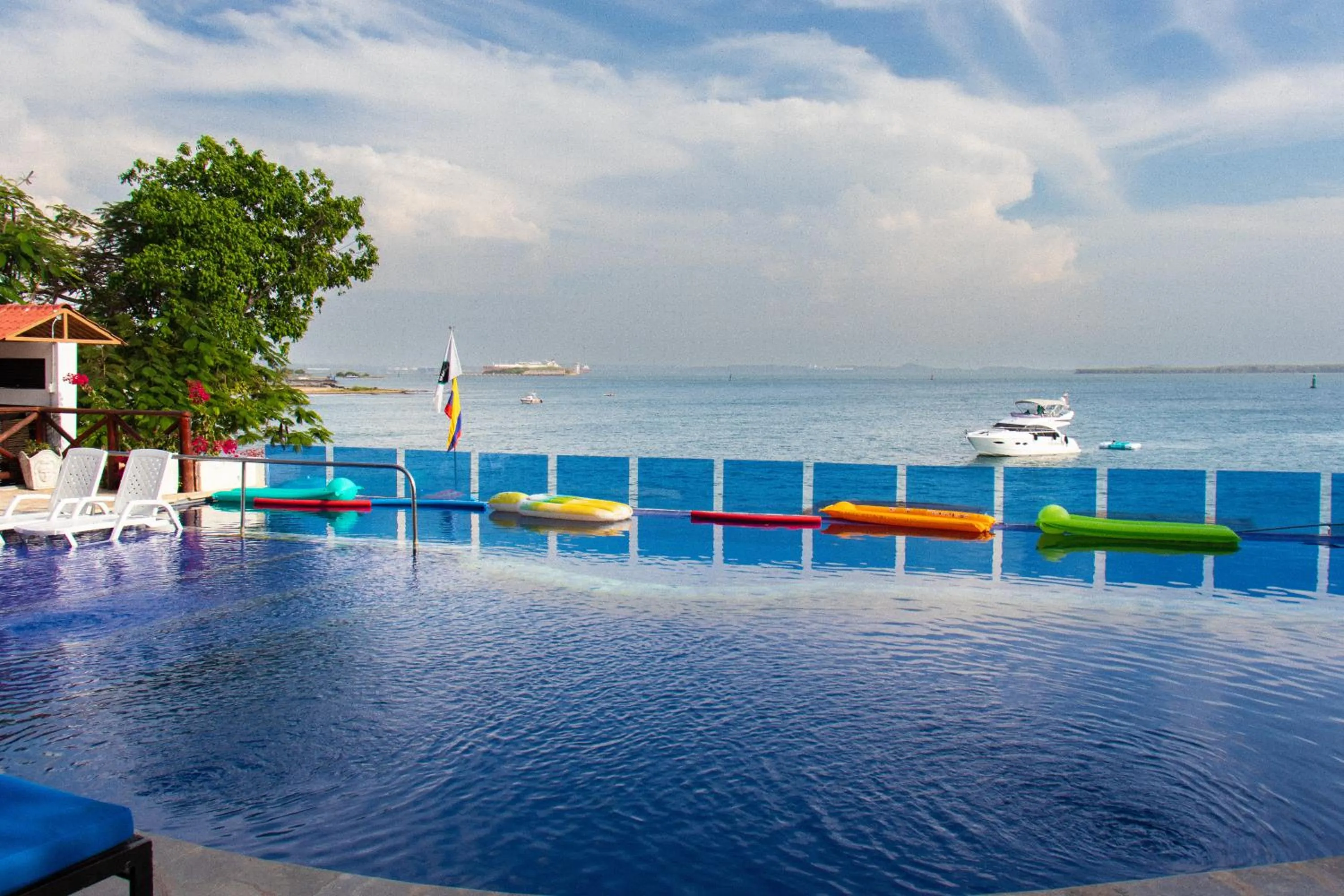 Pool view in Hotel Isla Real