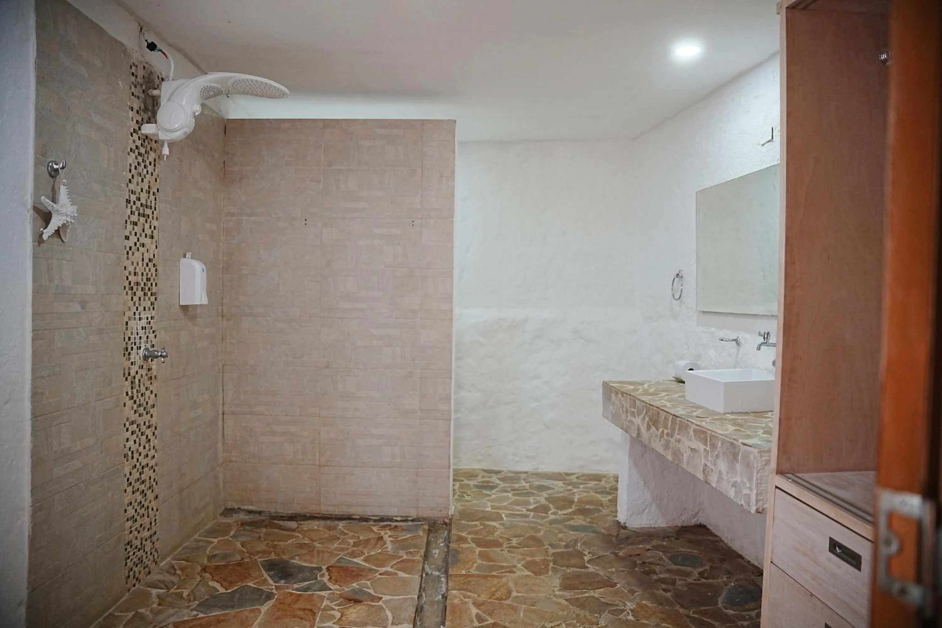 Shower in Hotel Isla Real