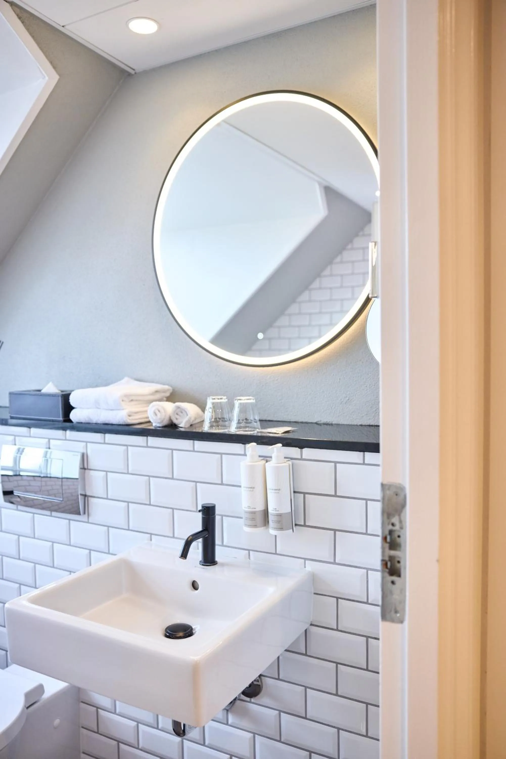 Bathroom in Absalon Hotel